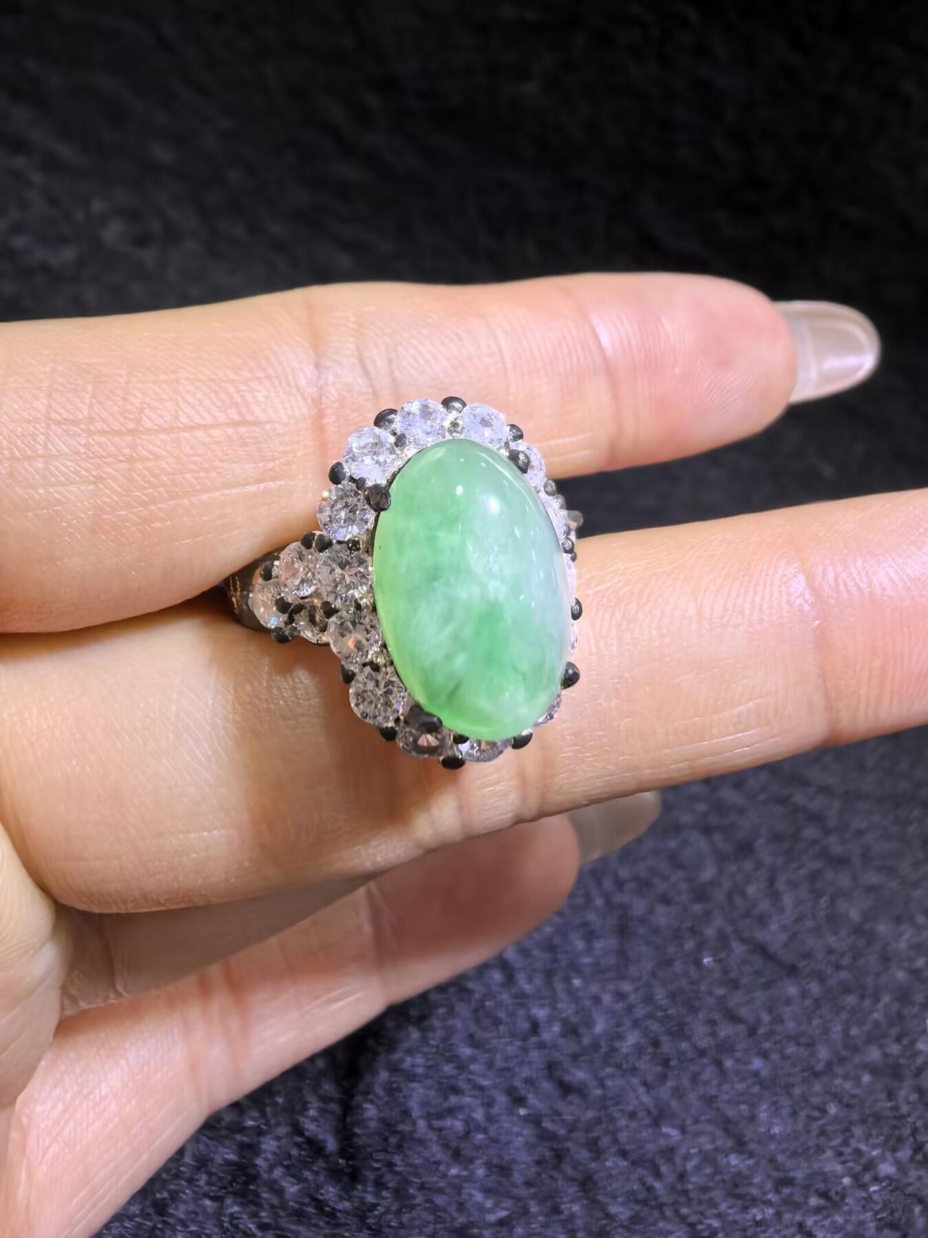 纯天然A货翡翠飘绿女戒面，色阳，带色根。可代镶金银（老缅简单做铜托只为突显戒面效果）实物实拍，裸石尺寸:1.37cm*0.92cm