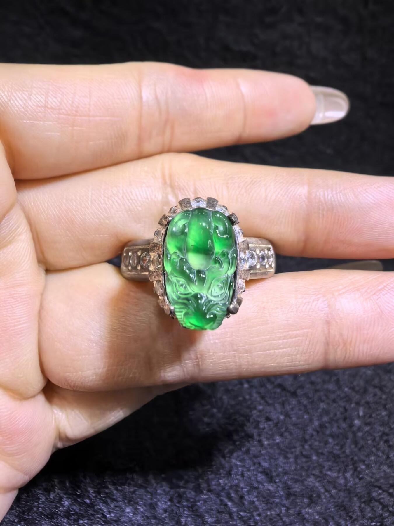 纯天然A货阳绿翡翠冰种貔貅女戒面，水润冰透，色阳，可代镶金银（老缅简单做铜托只为突显戒面效果）实物实拍，裸石尺寸:1.3cm*0.8cm