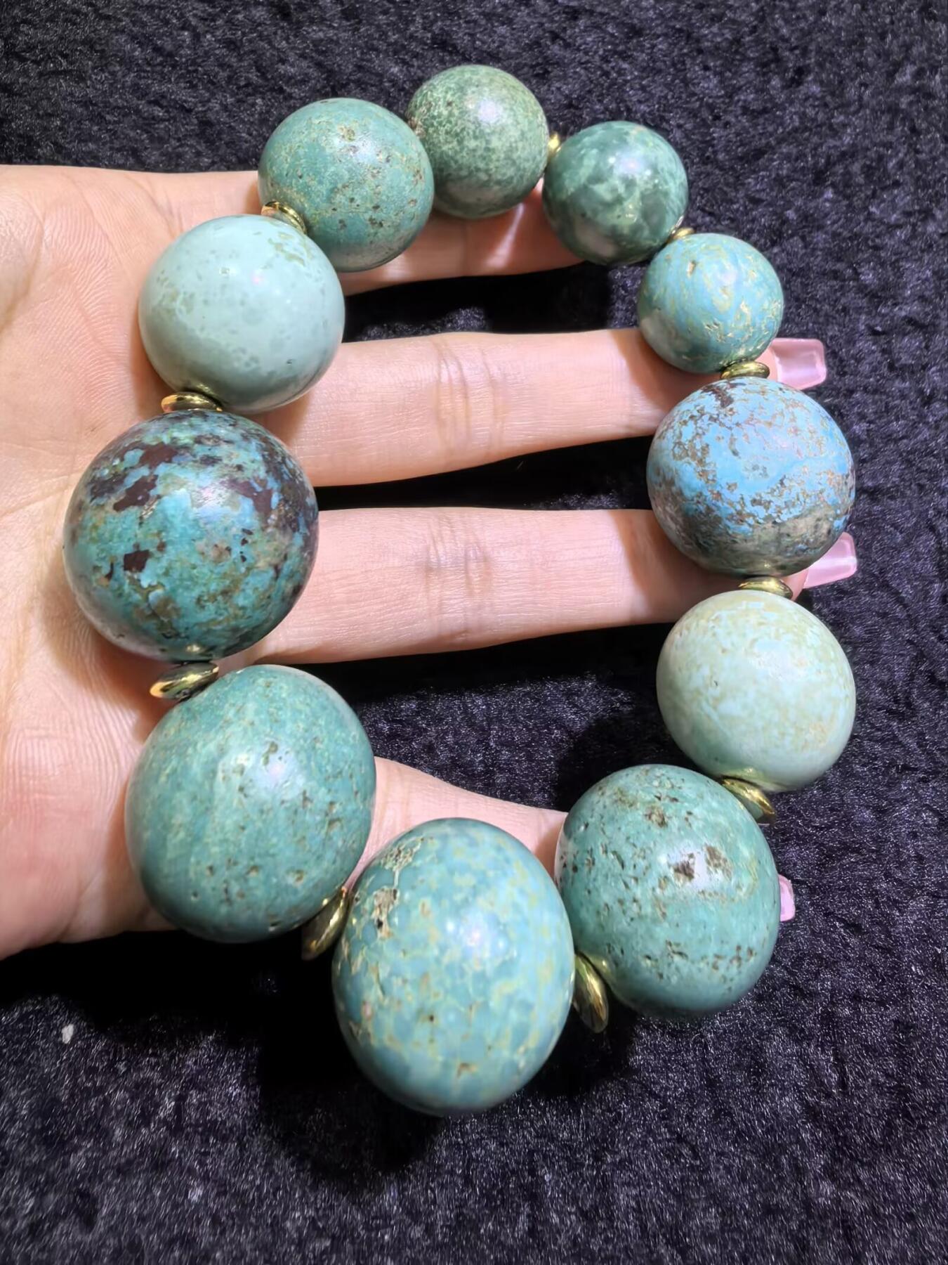 旧藏创汇时期原矿绿松石手串，珠体最大2.3cm，最小1.8cm。个别珠不归圆。岁月包浆浑厚。总克重:116.1g