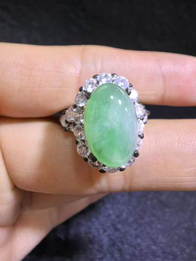 纯天然A货翡翠飘绿女戒面，色阳，带色根。可代镶金银（老缅简单做铜托只为突显戒面效果）实物实拍，裸石尺寸:1.37cm*0.92cm