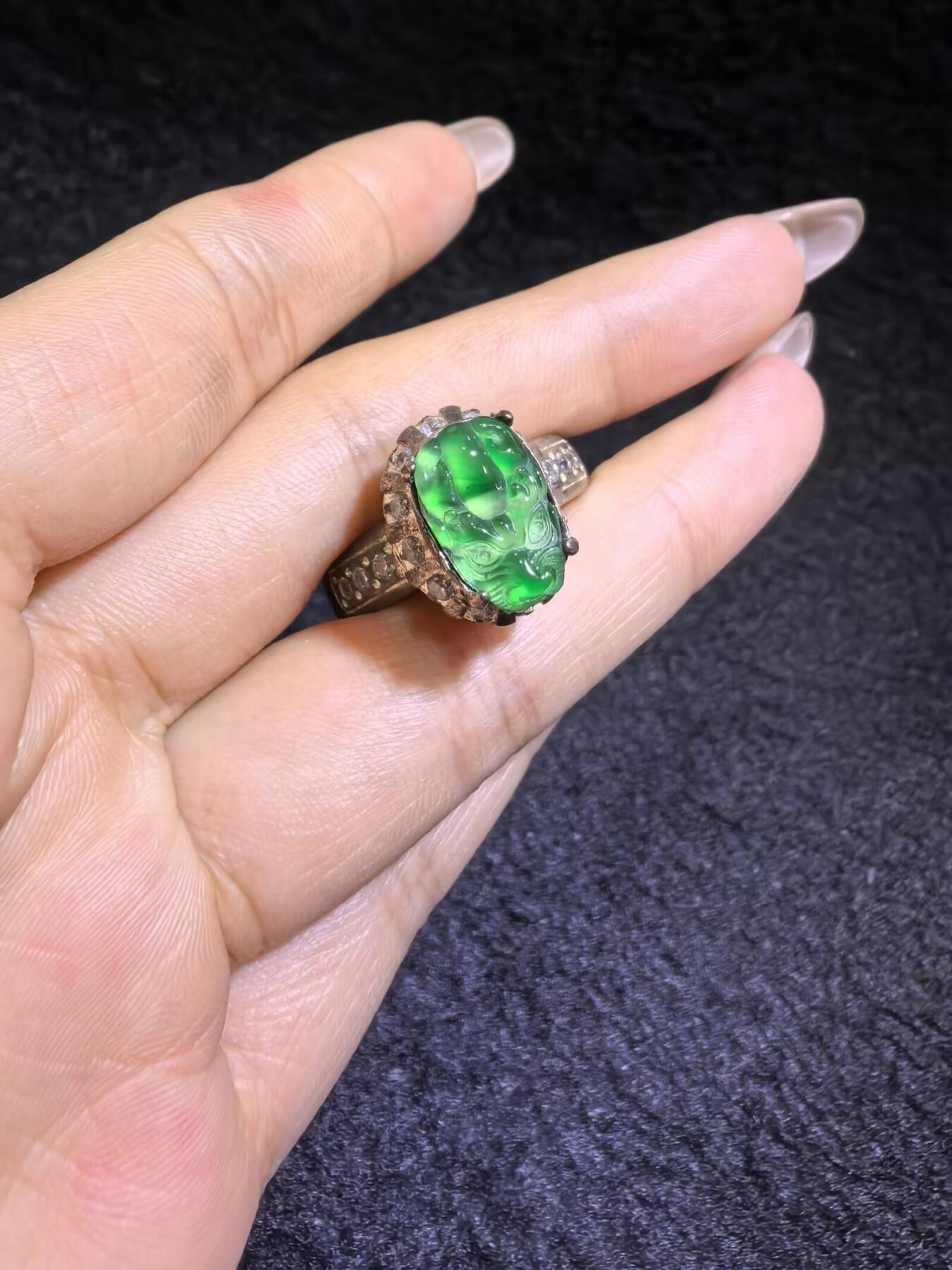 纯天然A货阳绿翡翠冰种貔貅女戒面，水润冰透，色阳，可代镶金银（老缅简单做铜托只为突显戒面效果）实物实拍，裸石尺寸:1.3cm*0.8cm