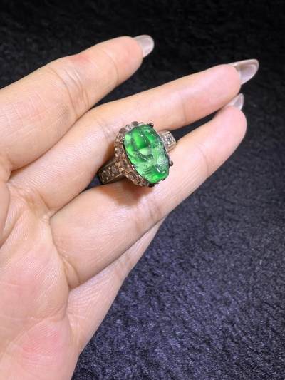 纯天然A货阳绿翡翠冰种貔貅女戒面，水润冰透，色阳，可代镶金银（老缅简单做铜托只为突显戒面效果）实物实拍，裸石尺寸:1.3cm*0.8cm