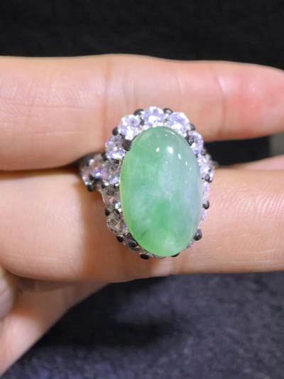 纯天然A货翡翠飘绿女戒面，色阳，带色根。可代镶金银（老缅简单做铜托只为突显戒面效果）实物实拍，裸石尺寸:1.37cm*0.92cm