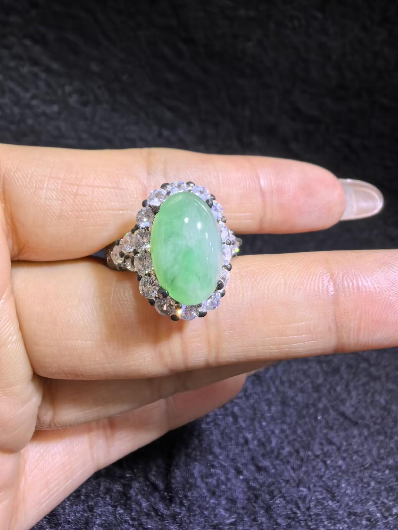 纯天然A货翡翠飘绿女戒面，色阳，带色根。可代镶金银（老缅简单做铜托只为突显戒面效果）实物实拍，裸石尺寸:1.37cm*0.92cm