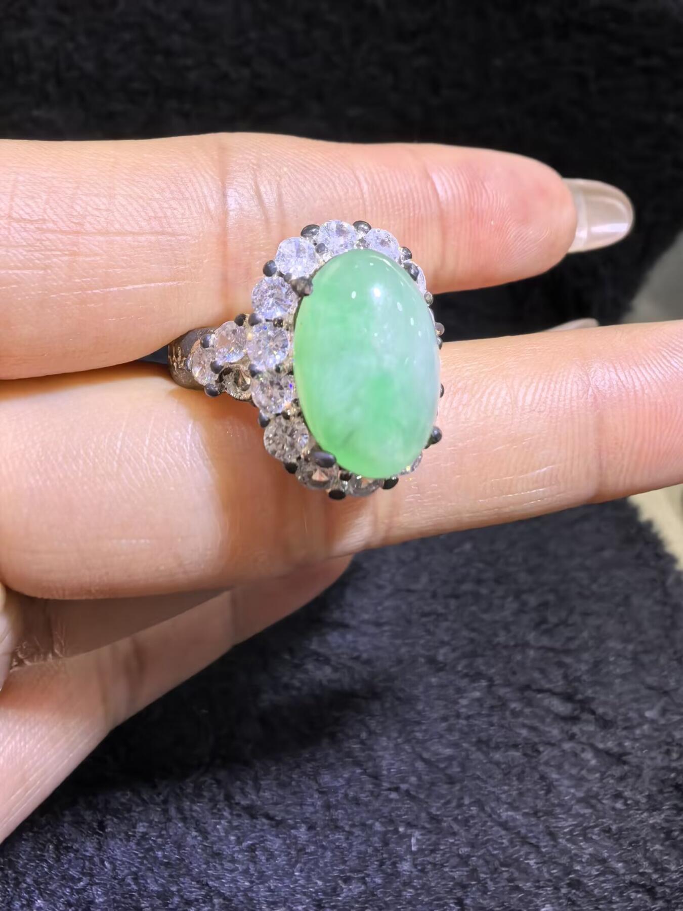 纯天然A货翡翠飘绿女戒面，色阳，带色根。可代镶金银（老缅简单做铜托只为突显戒面效果）实物实拍，裸石尺寸:1.37cm*0.92cm