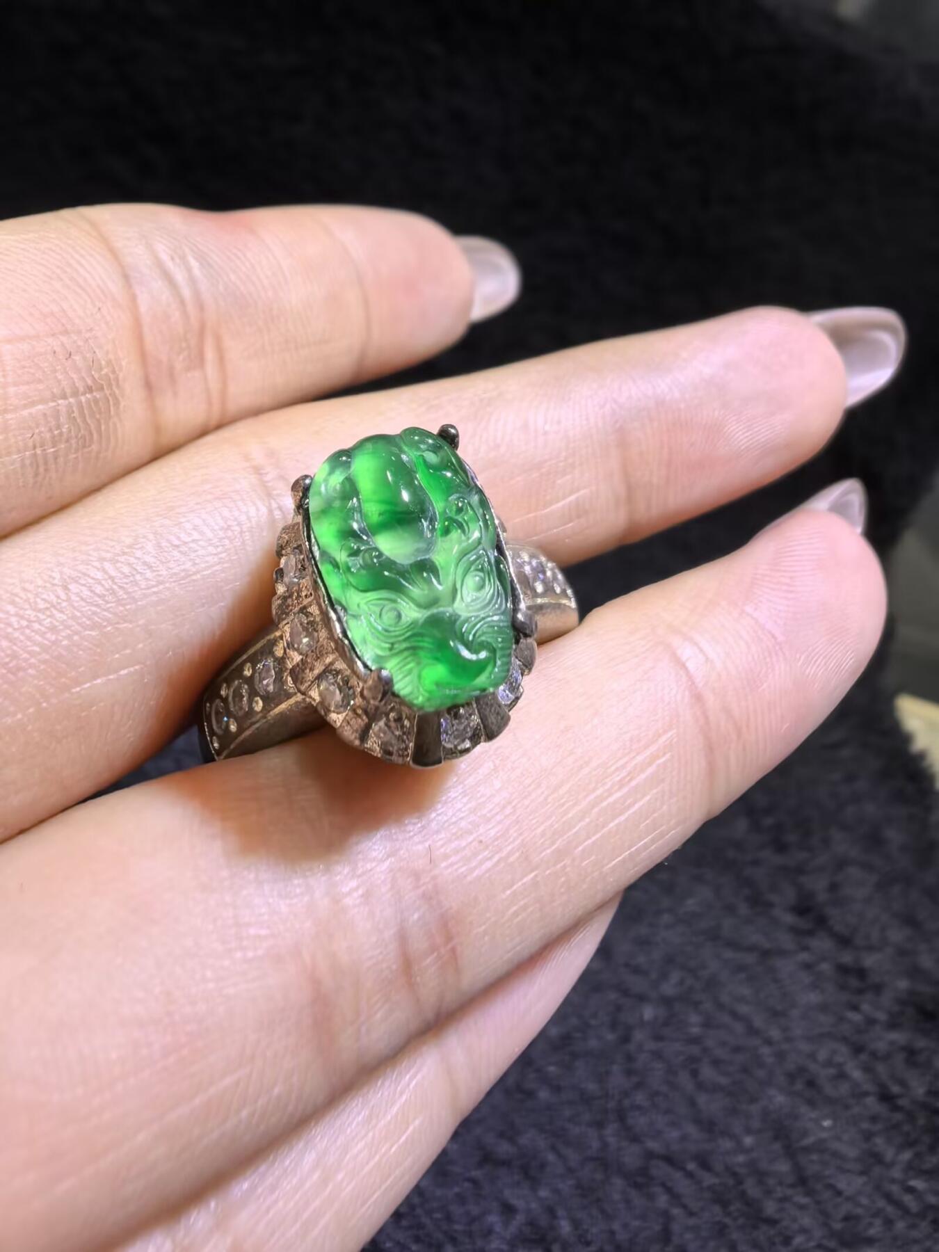 纯天然A货阳绿翡翠冰种貔貅女戒面，水润冰透，色阳，可代镶金银（老缅简单做铜托只为突显戒面效果）实物实拍，裸石尺寸:1.3cm*0.8cm