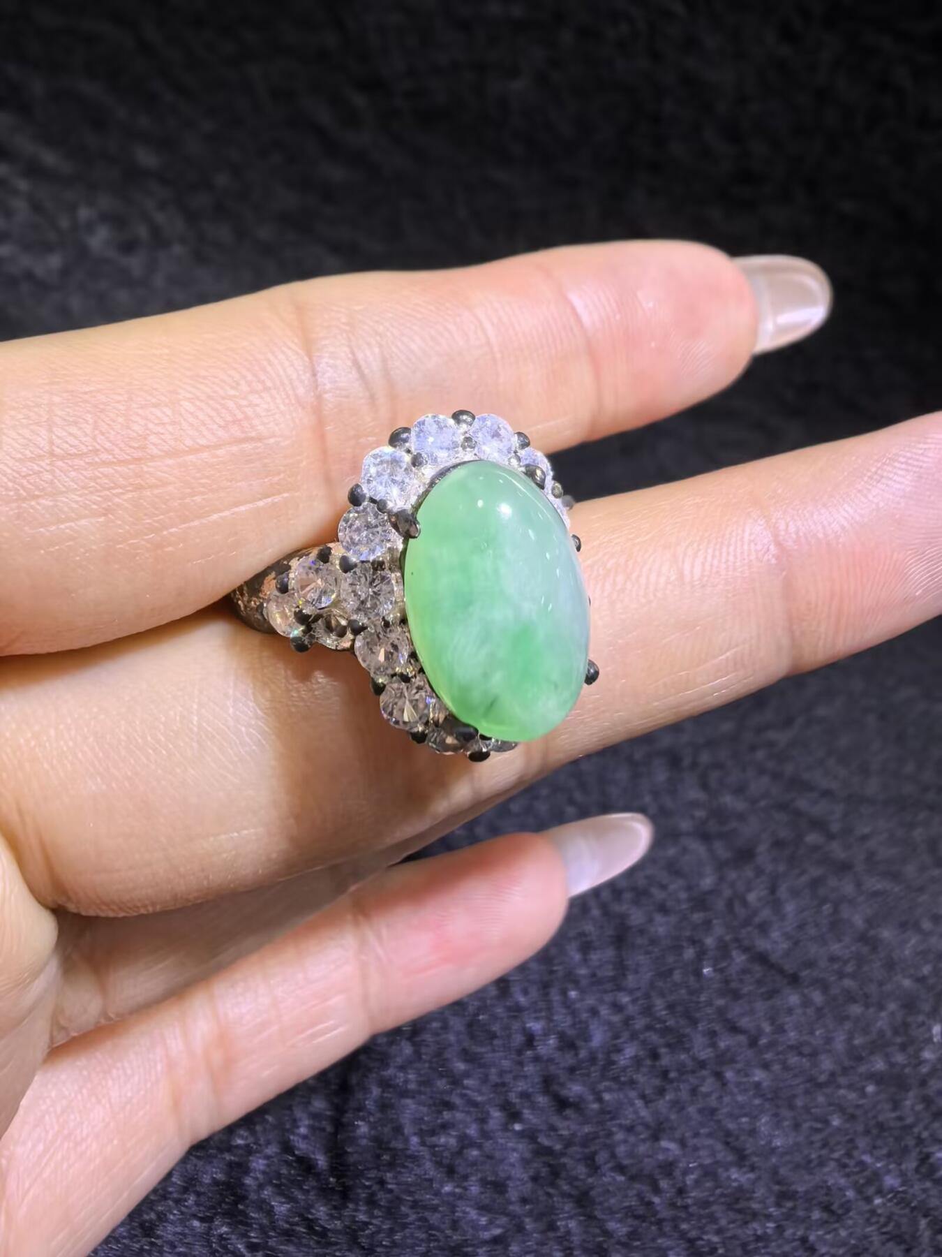 纯天然A货翡翠飘绿女戒面，色阳，带色根。可代镶金银（老缅简单做铜托只为突显戒面效果）实物实拍，裸石尺寸:1.37cm*0.92cm