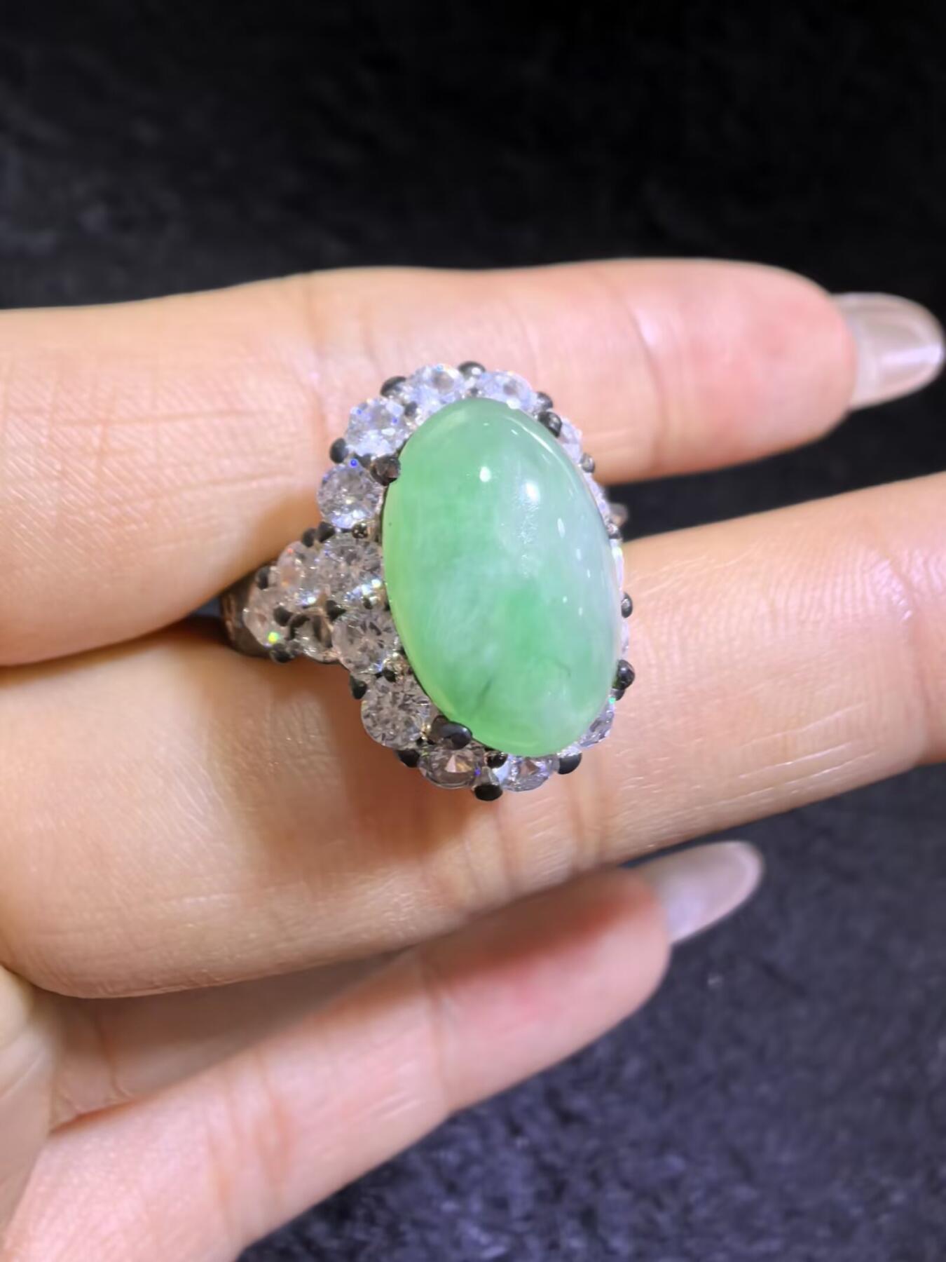 纯天然A货翡翠飘绿女戒面，色阳，带色根。可代镶金银（老缅简单做铜托只为突显戒面效果）实物实拍，裸石尺寸:1.37cm*0.92cm