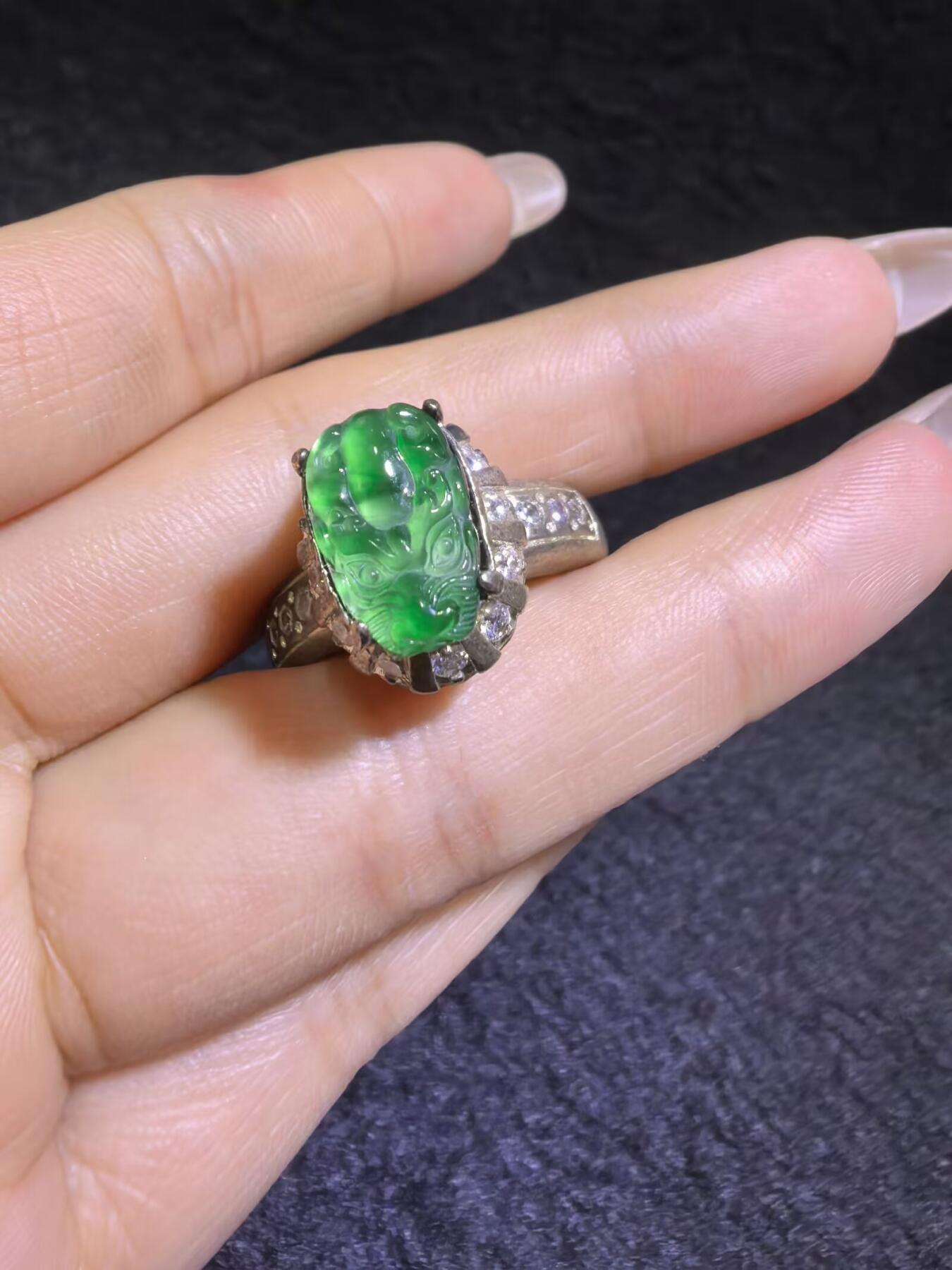 纯天然A货阳绿翡翠冰种貔貅女戒面，水润冰透，色阳，可代镶金银（老缅简单做铜托只为突显戒面效果）实物实拍，裸石尺寸:1.3cm*0.8cm