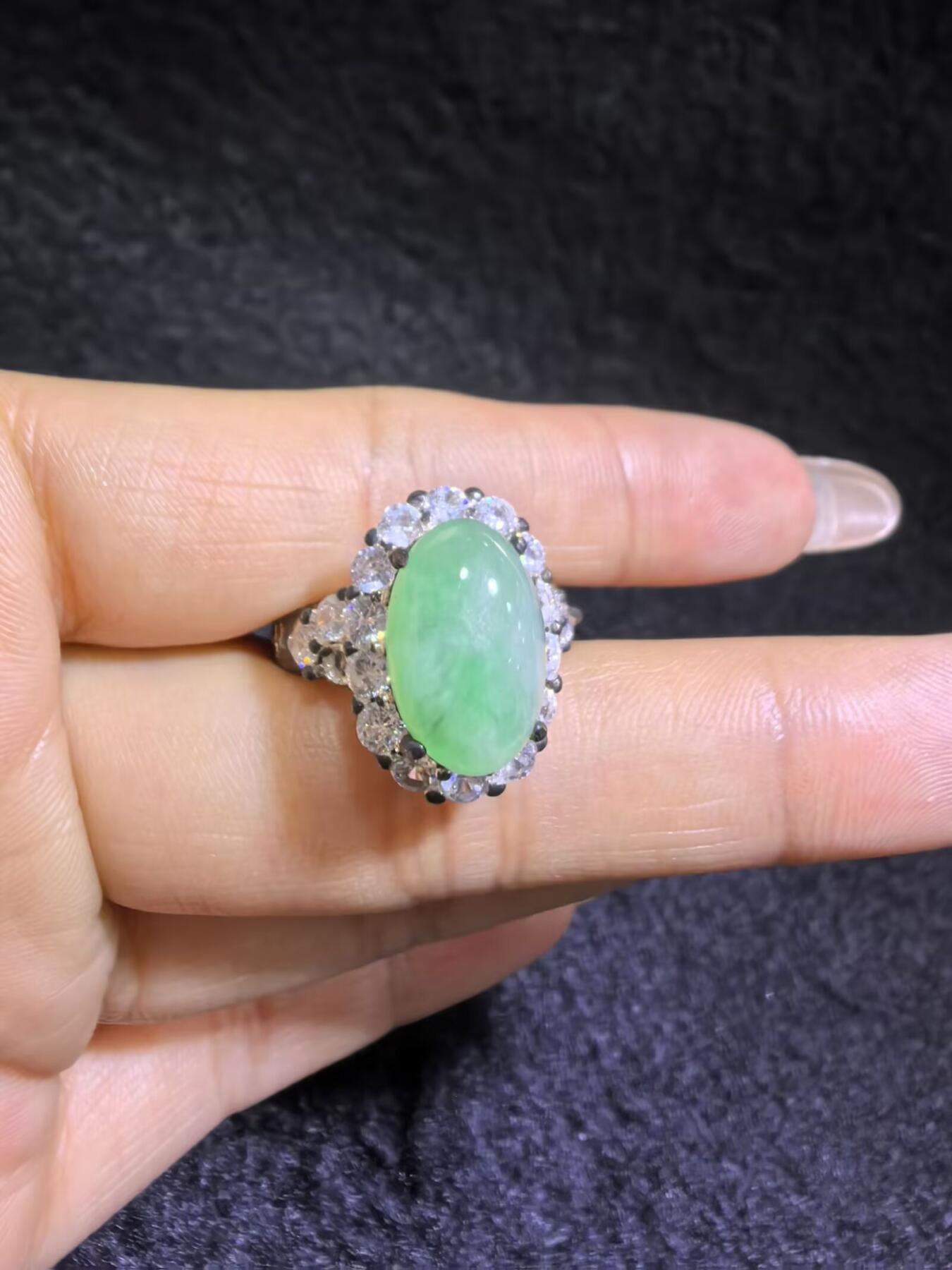 纯天然A货翡翠飘绿女戒面，色阳，带色根。可代镶金银（老缅简单做铜托只为突显戒面效果）实物实拍，裸石尺寸:1.37cm*0.92cm