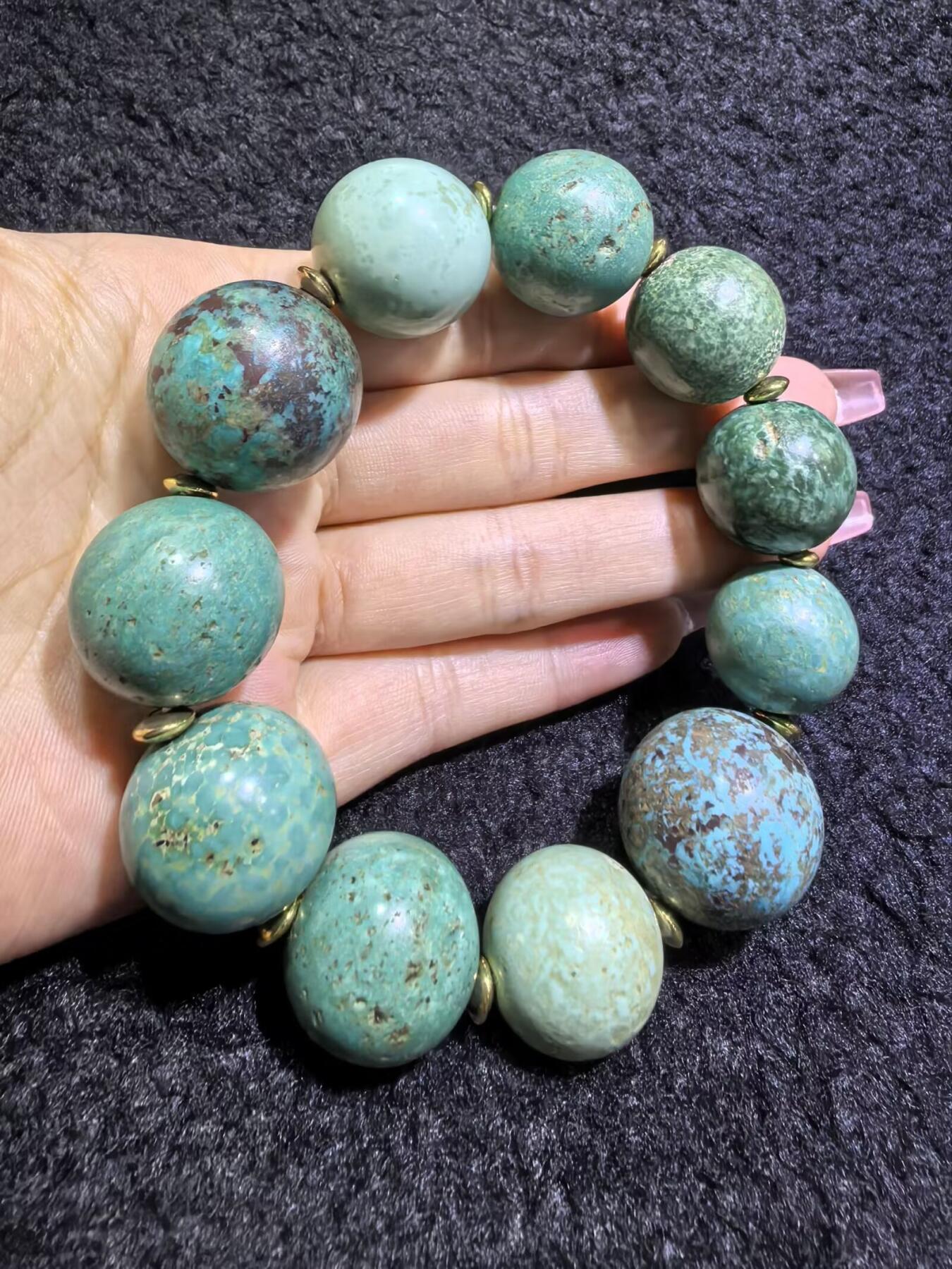 旧藏创汇时期原矿绿松石手串，珠体最大2.3cm，最小1.8cm。个别珠不归圆。岁月包浆浑厚。总克重:116.1g