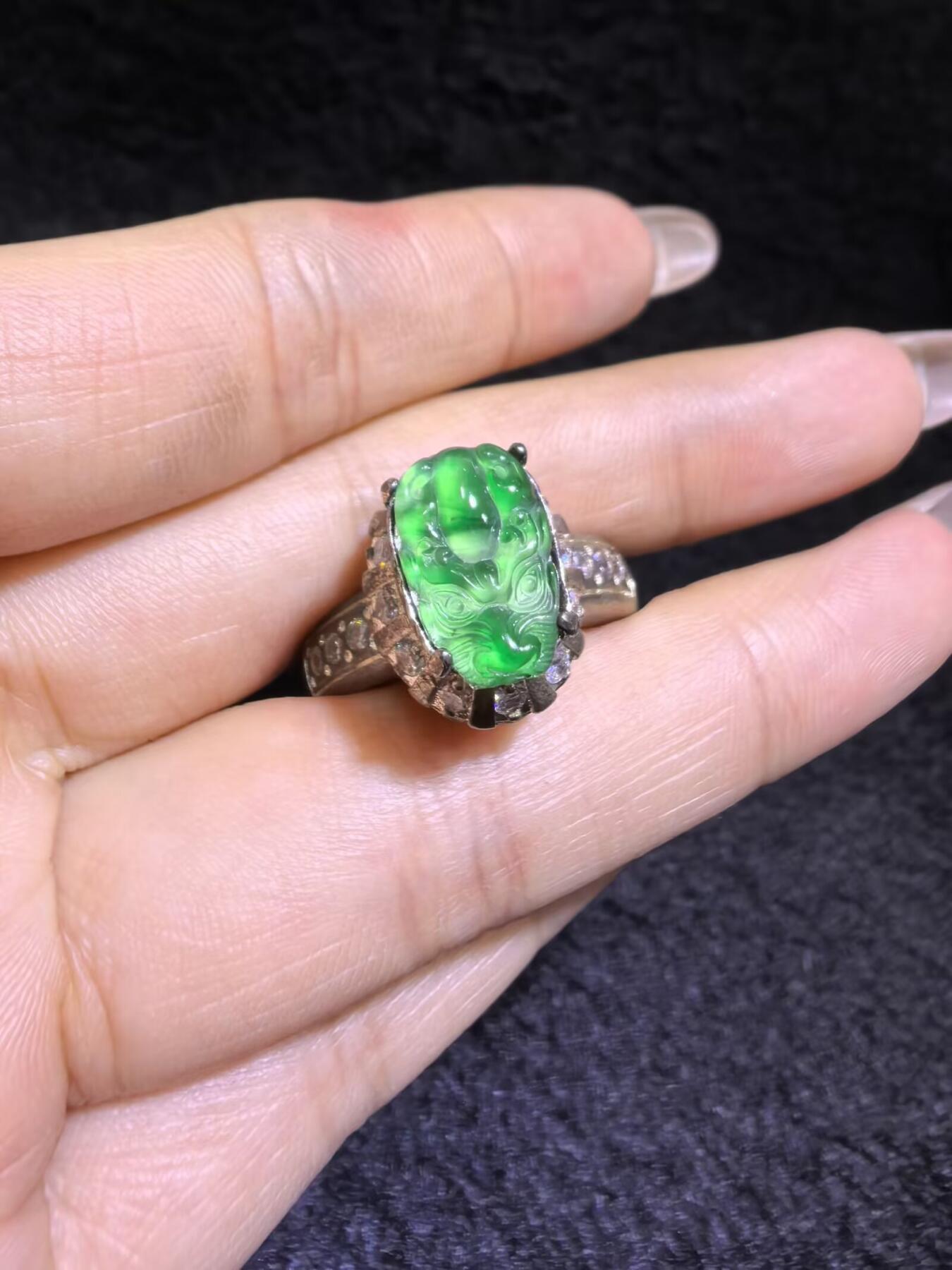 纯天然A货阳绿翡翠冰种貔貅女戒面，水润冰透，色阳，可代镶金银（老缅简单做铜托只为突显戒面效果）实物实拍，裸石尺寸:1.3cm*0.8cm