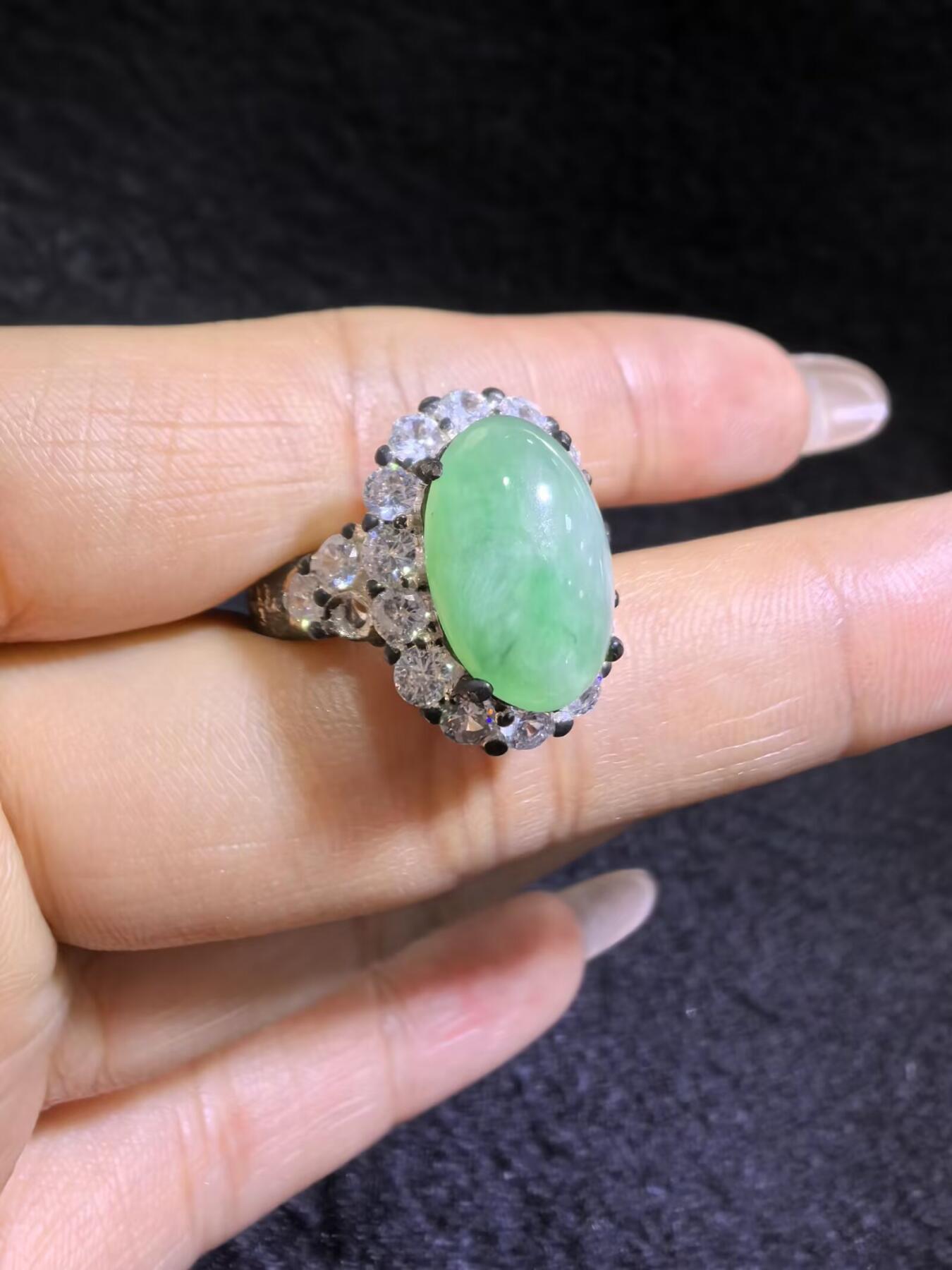 纯天然A货翡翠飘绿女戒面，色阳，带色根。可代镶金银（老缅简单做铜托只为突显戒面效果）实物实拍，裸石尺寸:1.37cm*0.92cm