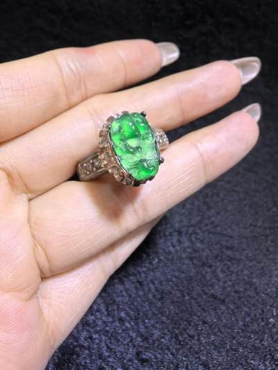 纯天然A货阳绿翡翠冰种貔貅女戒面，水润冰透，色阳，可代镶金银（老缅简单做铜托只为突显戒面效果）实物实拍，裸石尺寸:1.3cm*0.8cm