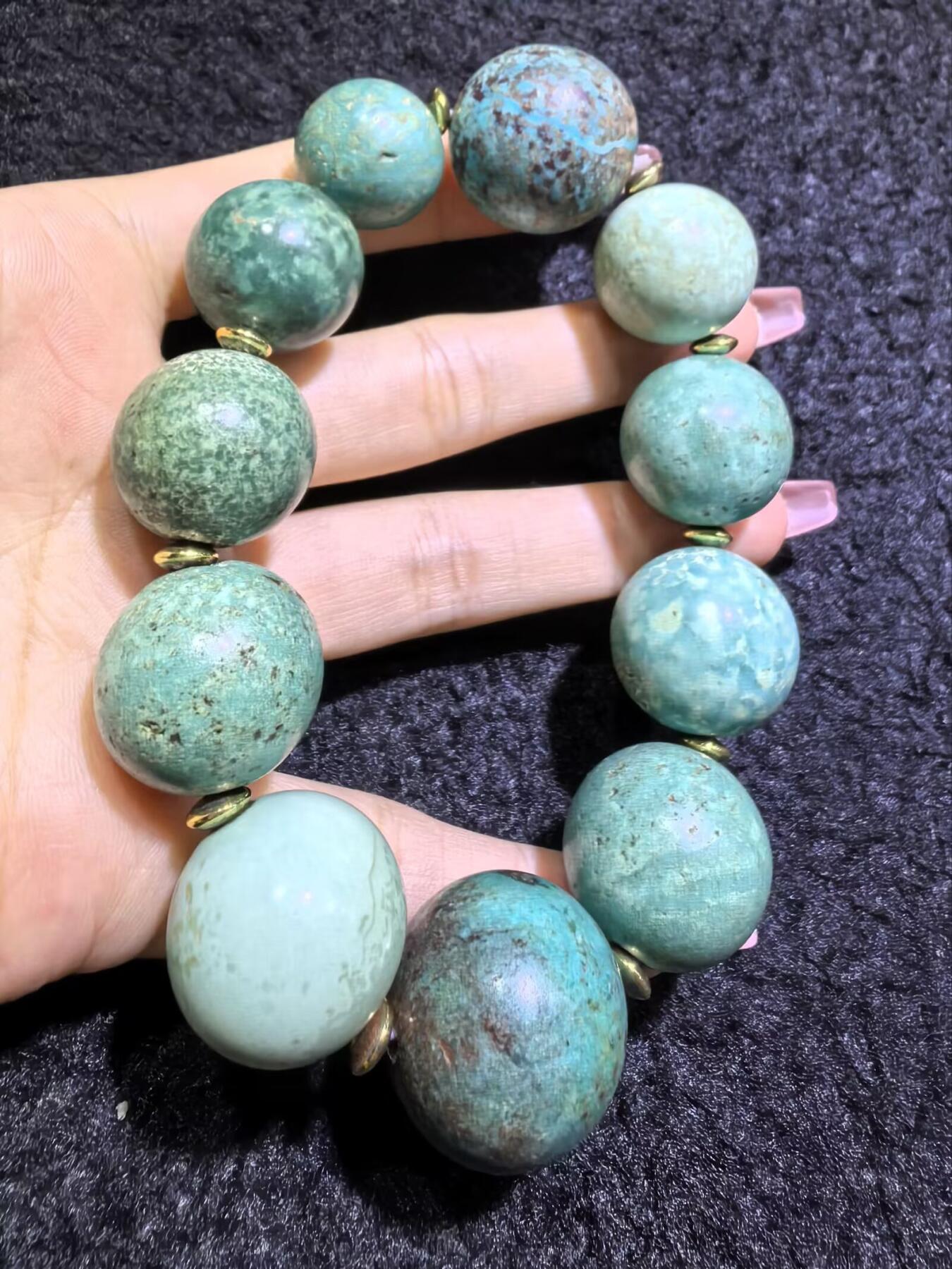 旧藏创汇时期原矿绿松石手串，珠体最大2.3cm，最小1.8cm。个别珠不归圆。岁月包浆浑厚。总克重:116.1g