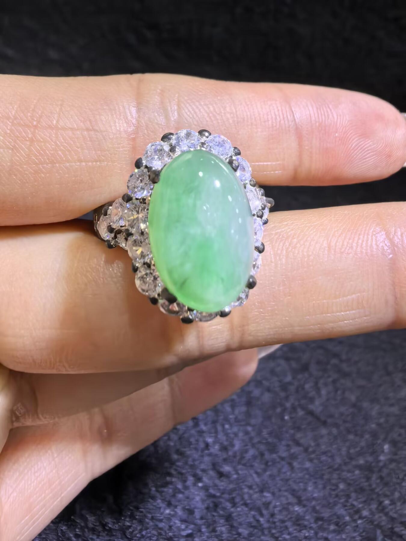 纯天然A货翡翠飘绿女戒面，色阳，带色根。可代镶金银（老缅简单做铜托只为突显戒面效果）实物实拍，裸石尺寸:1.37cm*0.92cm