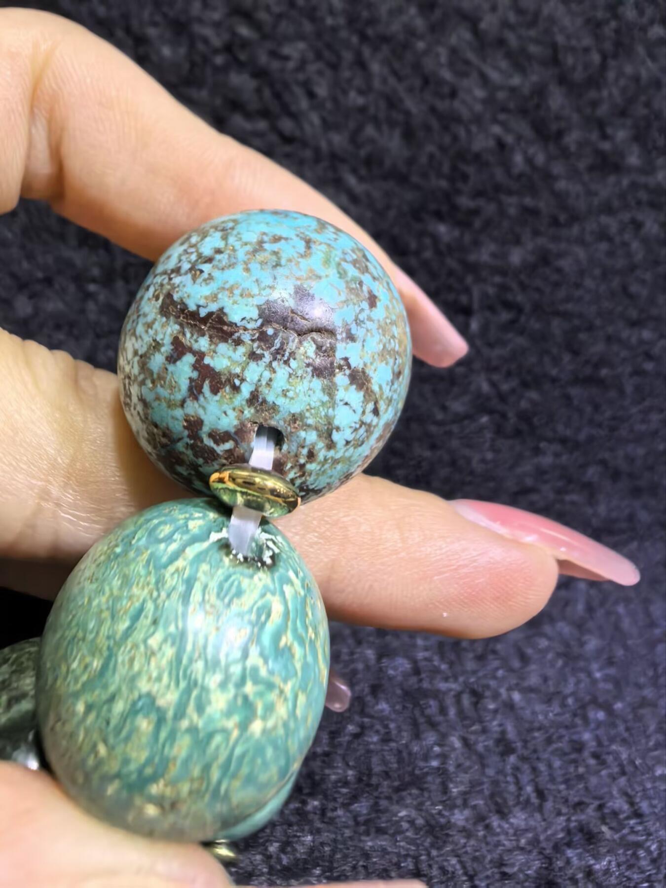 旧藏创汇时期原矿绿松石手串，珠体最大2.3cm，最小1.8cm。个别珠不归圆。岁月包浆浑厚。总克重:116.1g