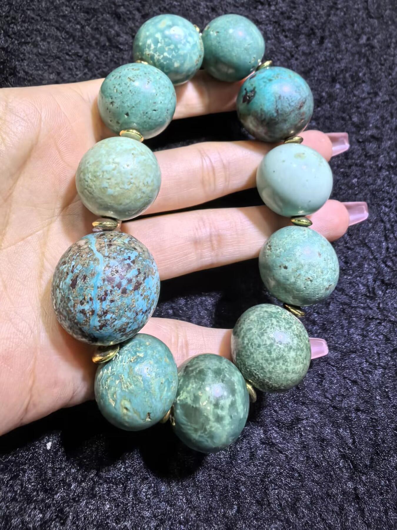 旧藏创汇时期原矿绿松石手串，珠体最大2.3cm，最小1.8cm。个别珠不归圆。岁月包浆浑厚。总克重:116.1g