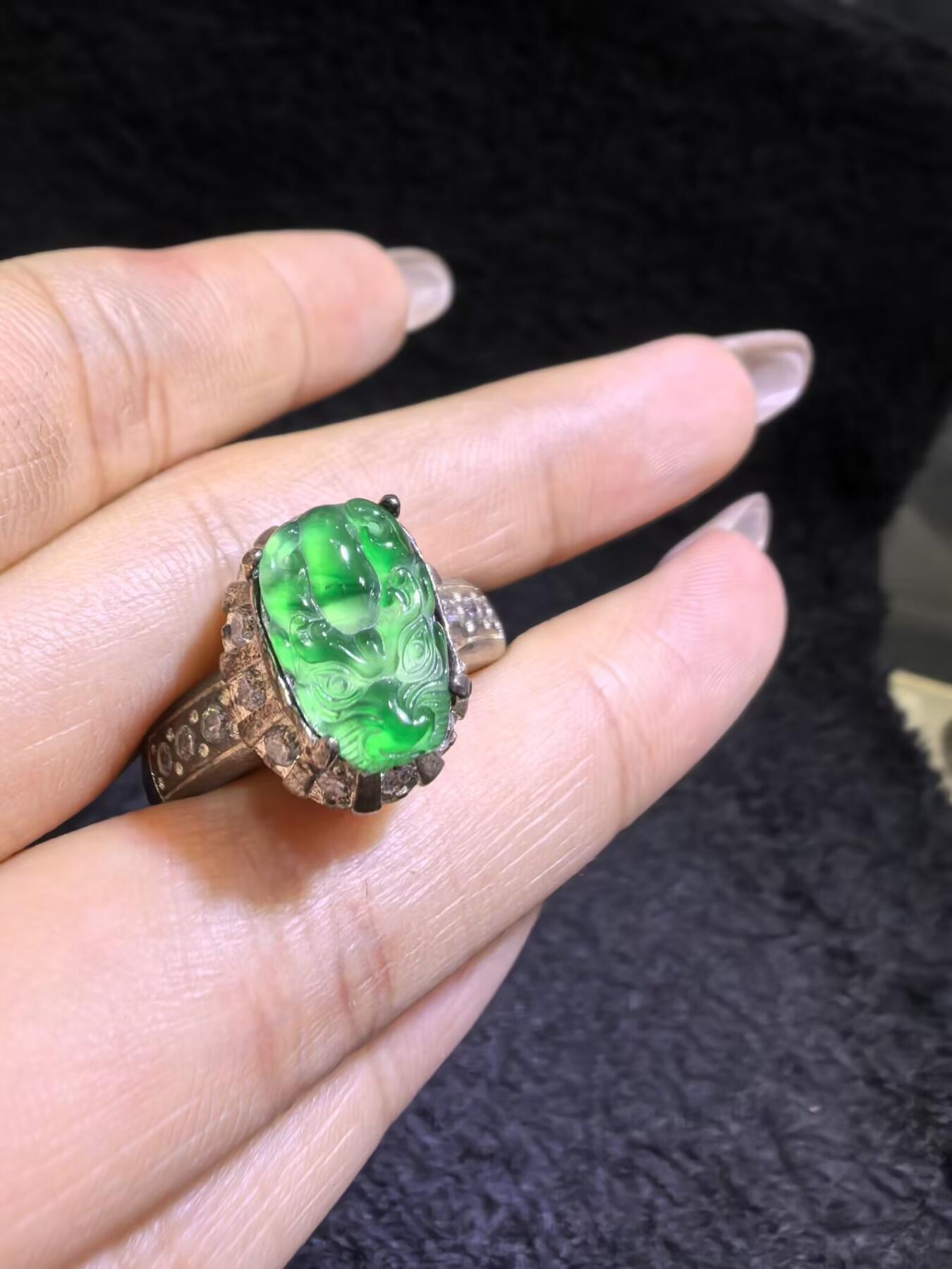 纯天然A货阳绿翡翠冰种貔貅女戒面，水润冰透，色阳，可代镶金银（老缅简单做铜托只为突显戒面效果）实物实拍，裸石尺寸:1.3cm*0.8cm