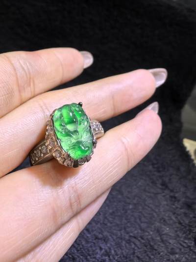 纯天然A货阳绿翡翠冰种貔貅女戒面，水润冰透，色阳，可代镶金银（老缅简单做铜托只为突显戒面效果）实物实拍，裸石尺寸:1.3cm*0.8cm