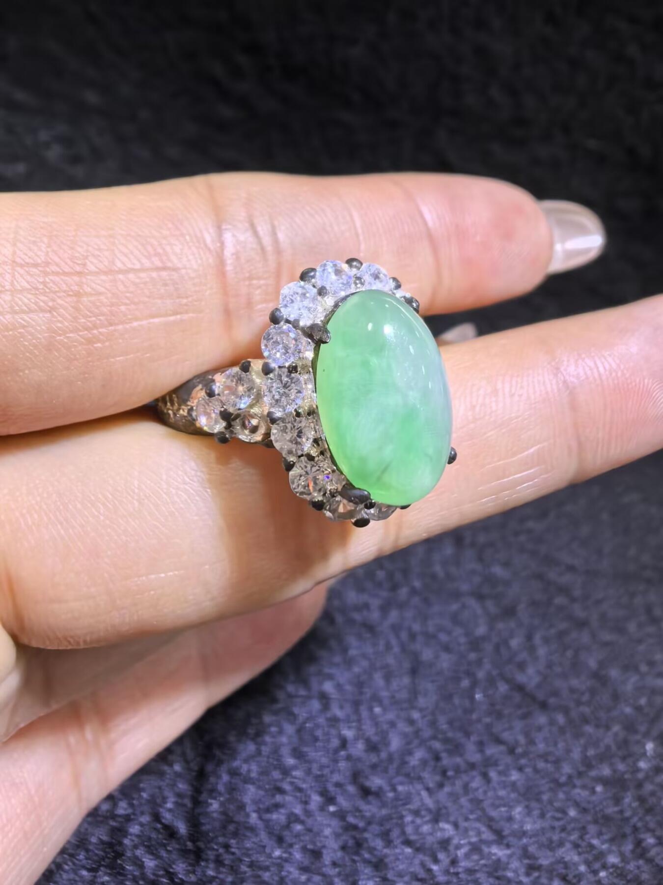 纯天然A货翡翠飘绿女戒面，色阳，带色根。可代镶金银（老缅简单做铜托只为突显戒面效果）实物实拍，裸石尺寸:1.37cm*0.92cm