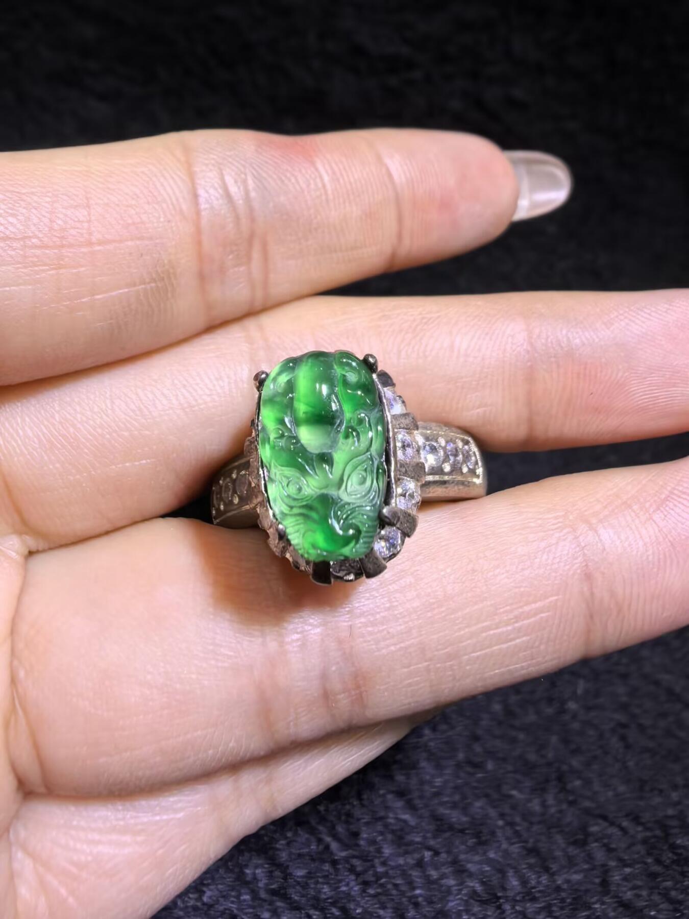 纯天然A货阳绿翡翠冰种貔貅女戒面，水润冰透，色阳，可代镶金银（老缅简单做铜托只为突显戒面效果）实物实拍，裸石尺寸:1.3cm*0.8cm