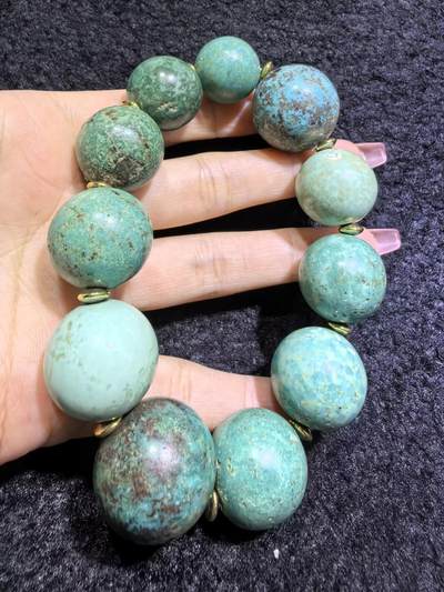 旧藏创汇时期原矿绿松石手串，珠体最大2.3cm，最小1.8cm。个别珠不归圆。岁月包浆浑厚。总克重:116.1g
