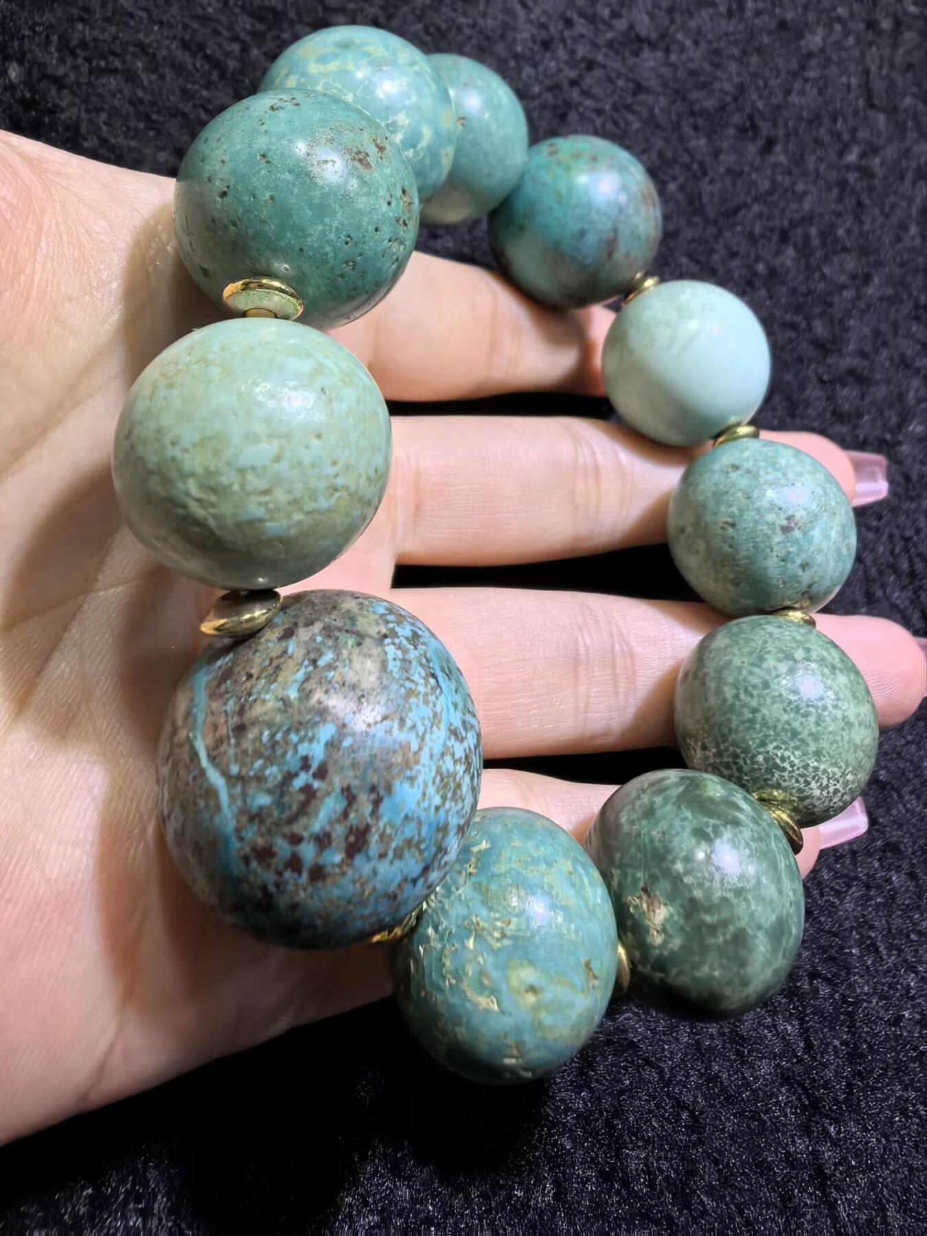 旧藏创汇时期原矿绿松石手串，珠体最大2.3cm，最小1.8cm。个别珠不归圆。岁月包浆浑厚。总克重:116.1g