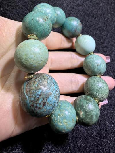 旧藏创汇时期原矿绿松石手串，珠体最大2.3cm，最小1.8cm。个别珠不归圆。岁月包浆浑厚。总克重:116.1g