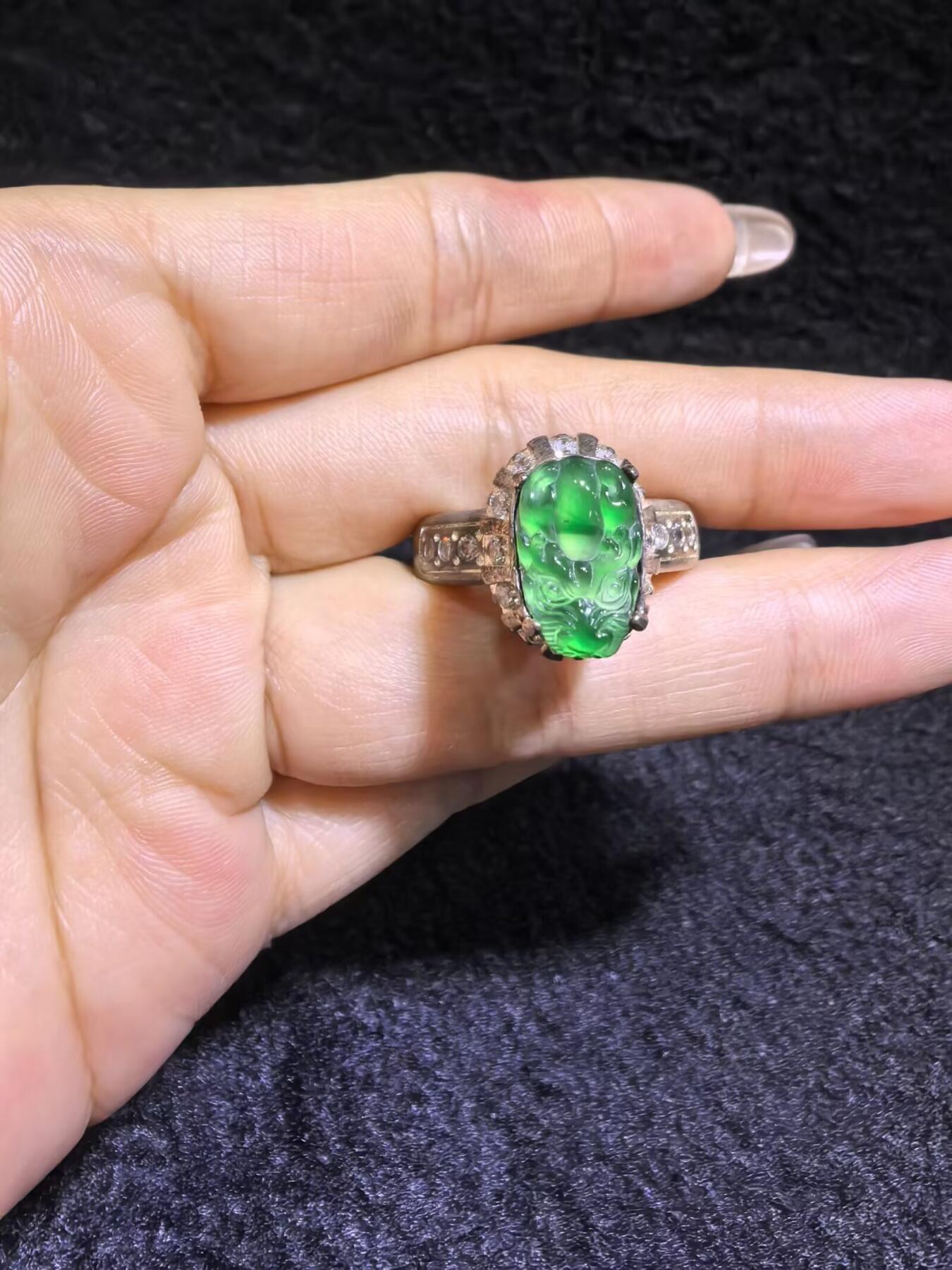 纯天然A货阳绿翡翠冰种貔貅女戒面，水润冰透，色阳，可代镶金银（老缅简单做铜托只为突显戒面效果）实物实拍，裸石尺寸:1.3cm*0.8cm