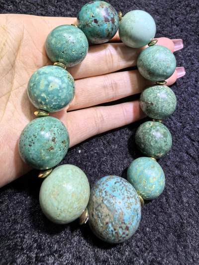 旧藏创汇时期原矿绿松石手串，珠体最大2.3cm，最小1.8cm。个别珠不归圆。岁月包浆浑厚。总克重:116.1g