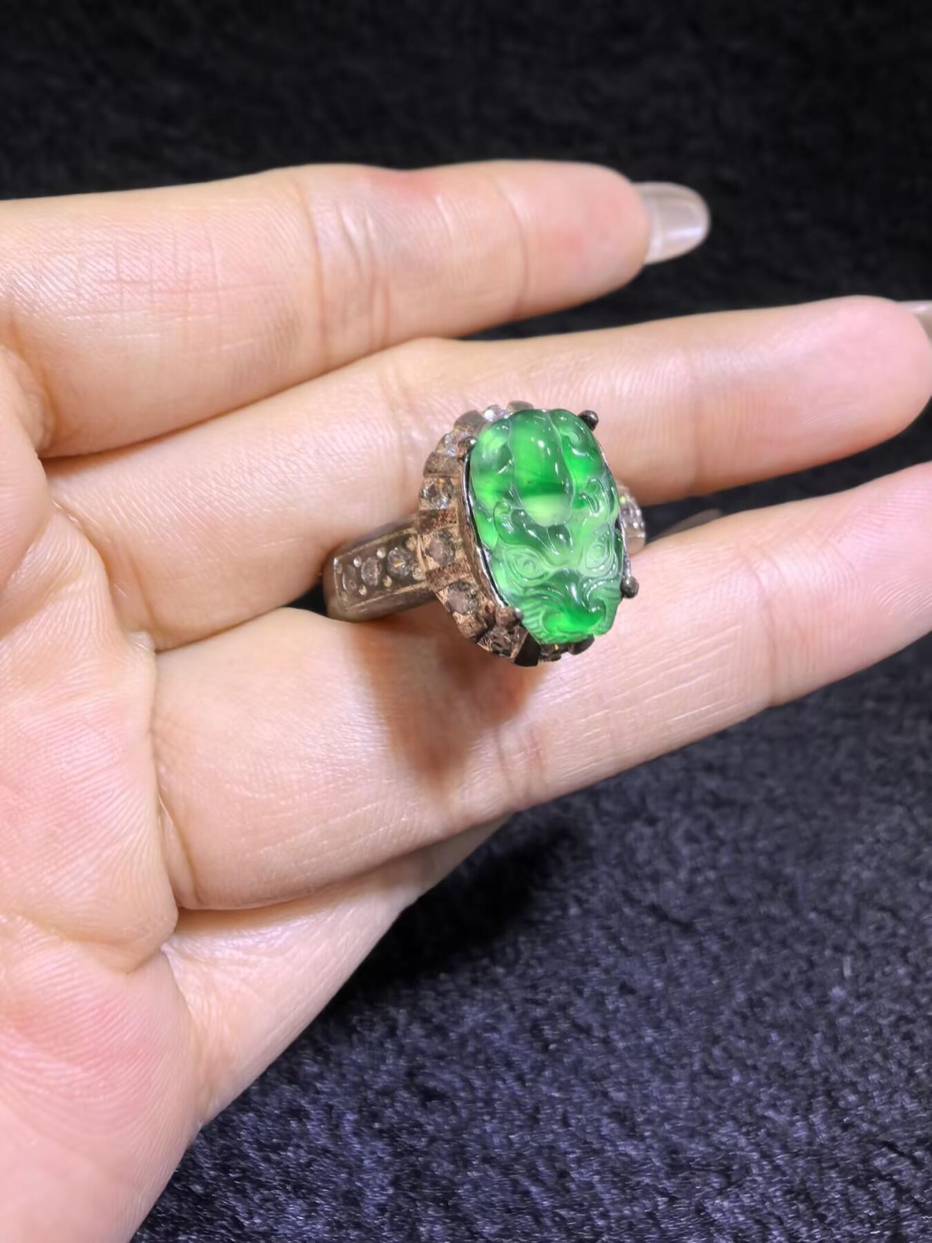 纯天然A货阳绿翡翠冰种貔貅女戒面，水润冰透，色阳，可代镶金银（老缅简单做铜托只为突显戒面效果）实物实拍，裸石尺寸:1.3cm*0.8cm