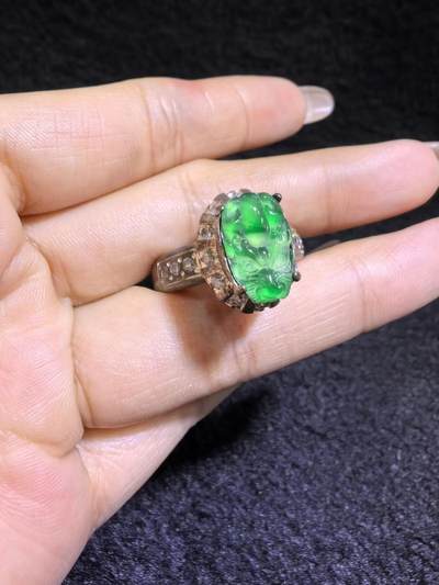 纯天然A货阳绿翡翠冰种貔貅女戒面，水润冰透，色阳，可代镶金银（老缅简单做铜托只为突显戒面效果）实物实拍，裸石尺寸:1.3cm*0.8cm