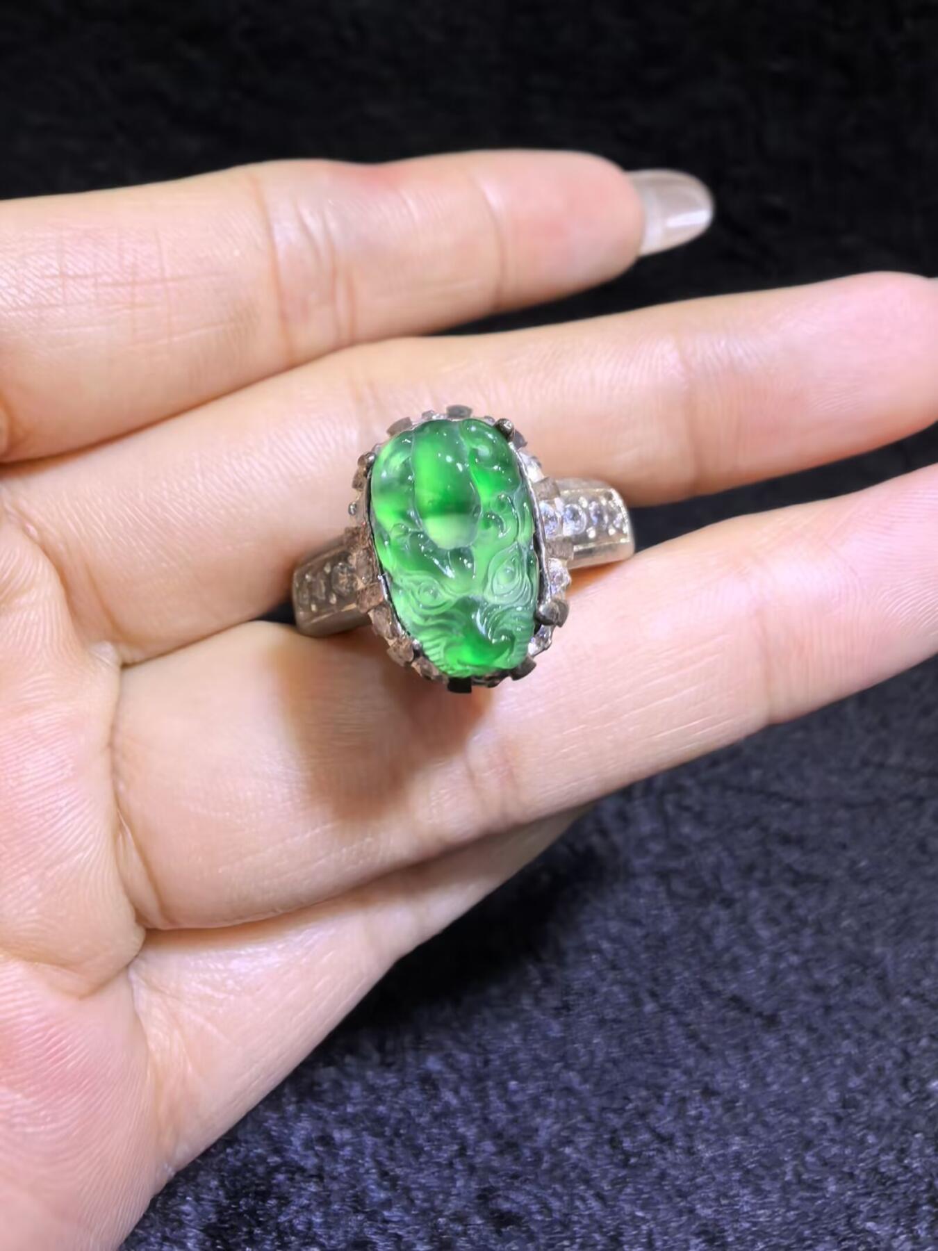 纯天然A货阳绿翡翠冰种貔貅女戒面，水润冰透，色阳，可代镶金银（老缅简单做铜托只为突显戒面效果）实物实拍，裸石尺寸:1.3cm*0.8cm