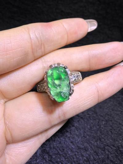 纯天然A货阳绿翡翠冰种貔貅女戒面，水润冰透，色阳，可代镶金银（老缅简单做铜托只为突显戒面效果）实物实拍，裸石尺寸:1.3cm*0.8cm