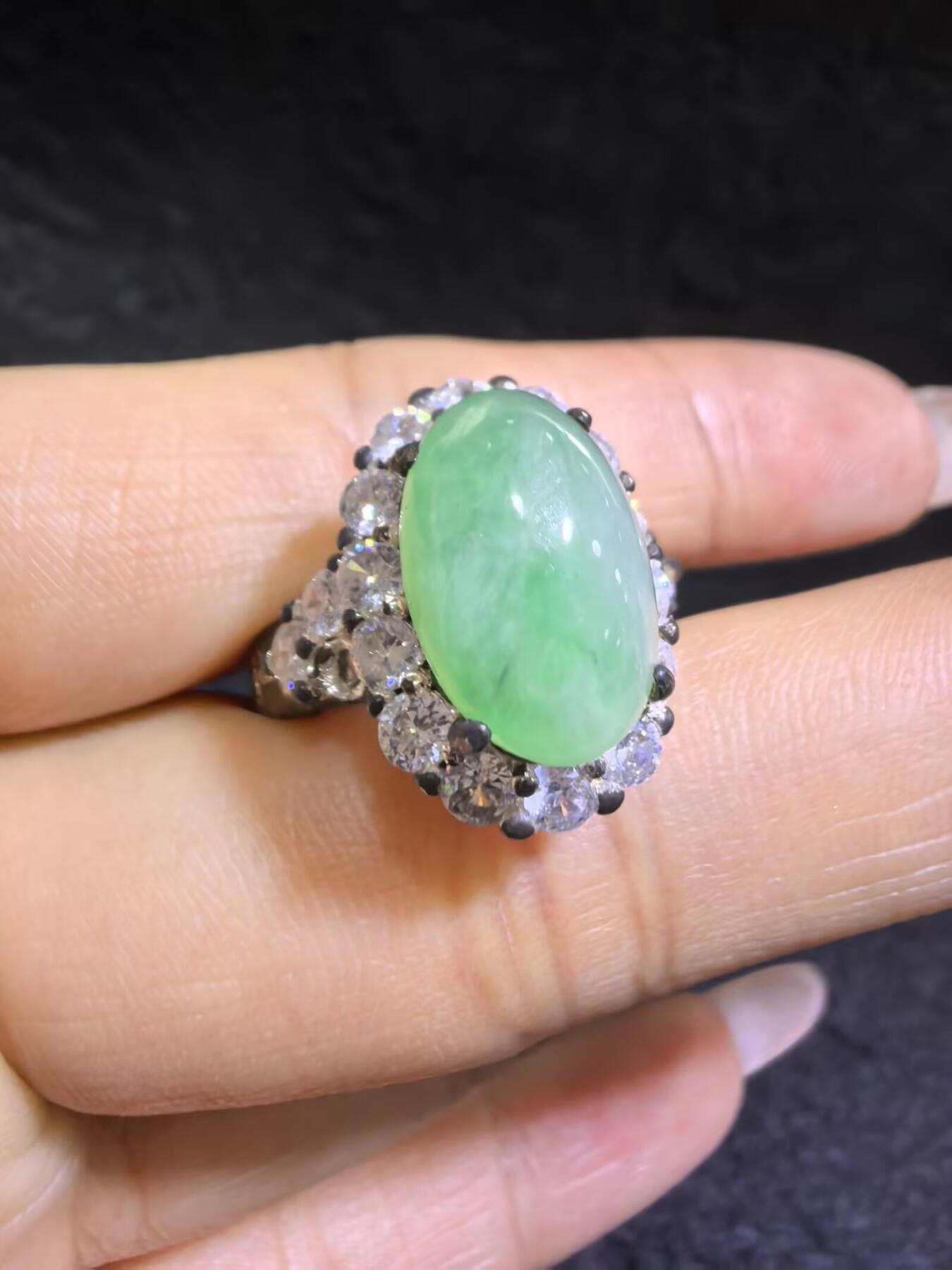 纯天然A货翡翠飘绿女戒面，色阳，带色根。可代镶金银（老缅简单做铜托只为突显戒面效果）实物实拍，裸石尺寸:1.37cm*0.92cm