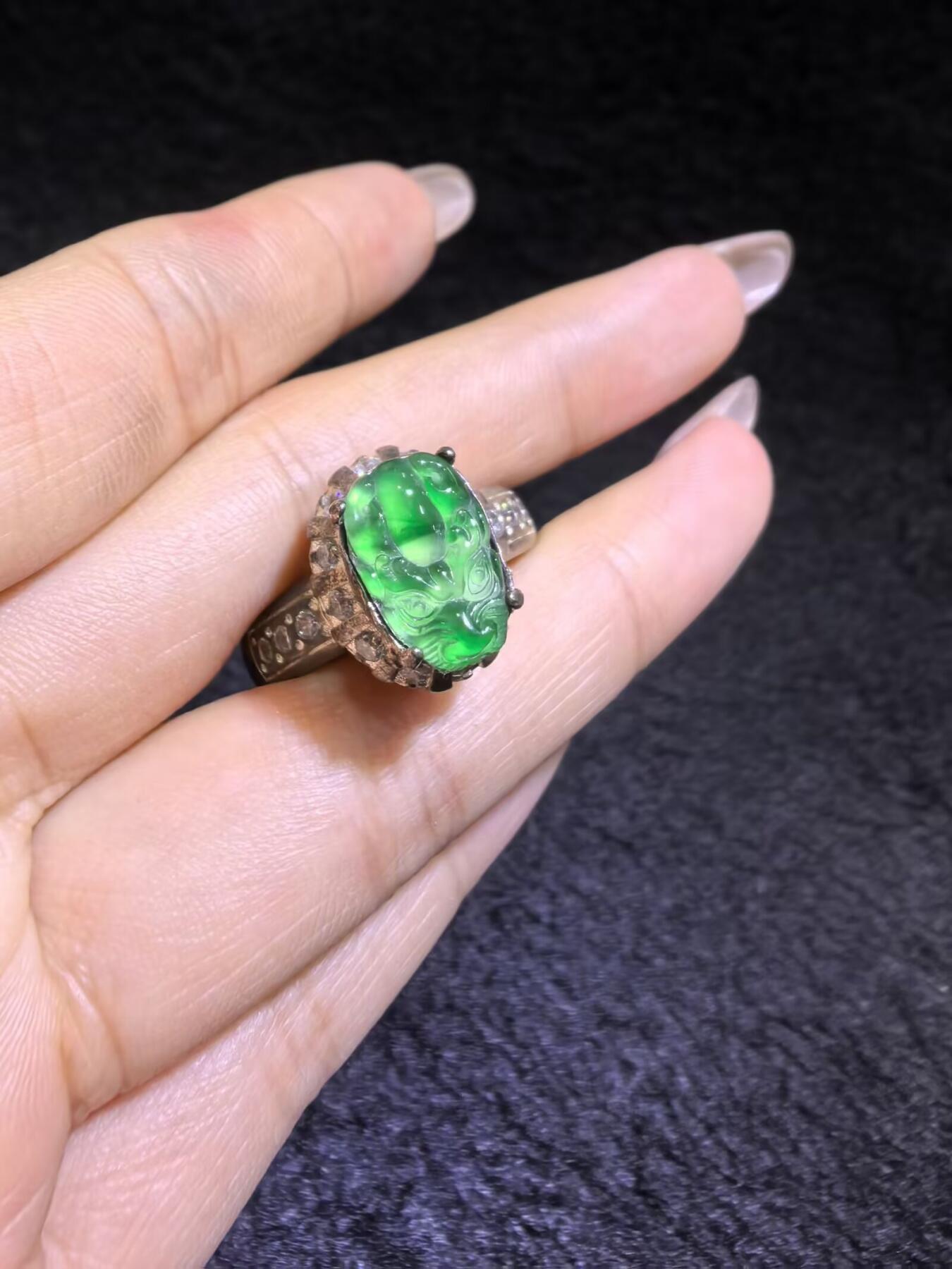 纯天然A货阳绿翡翠冰种貔貅女戒面，水润冰透，色阳，可代镶金银（老缅简单做铜托只为突显戒面效果）实物实拍，裸石尺寸:1.3cm*0.8cm