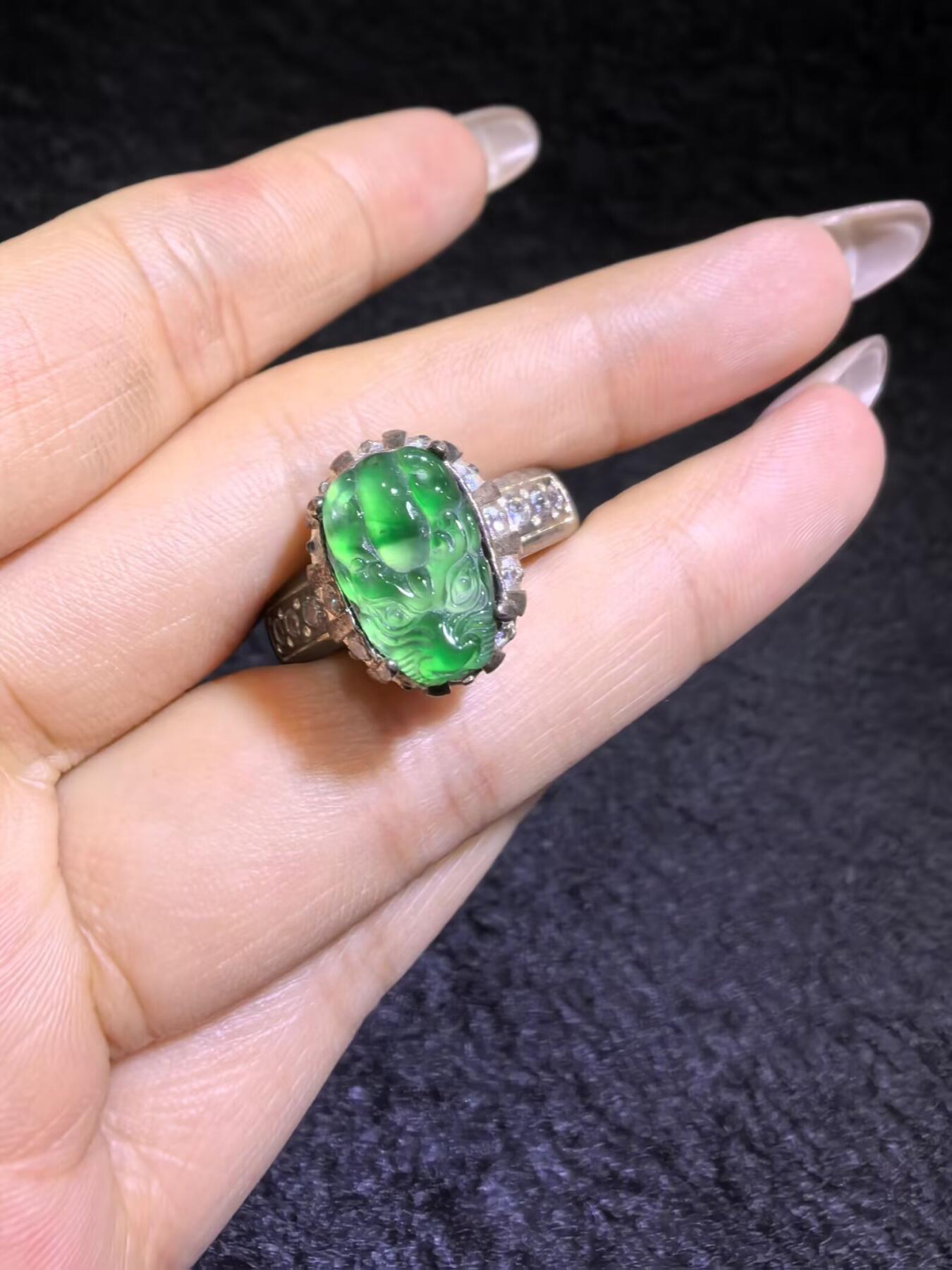 纯天然A货阳绿翡翠冰种貔貅女戒面，水润冰透，色阳，可代镶金银（老缅简单做铜托只为突显戒面效果）实物实拍，裸石尺寸:1.3cm*0.8cm