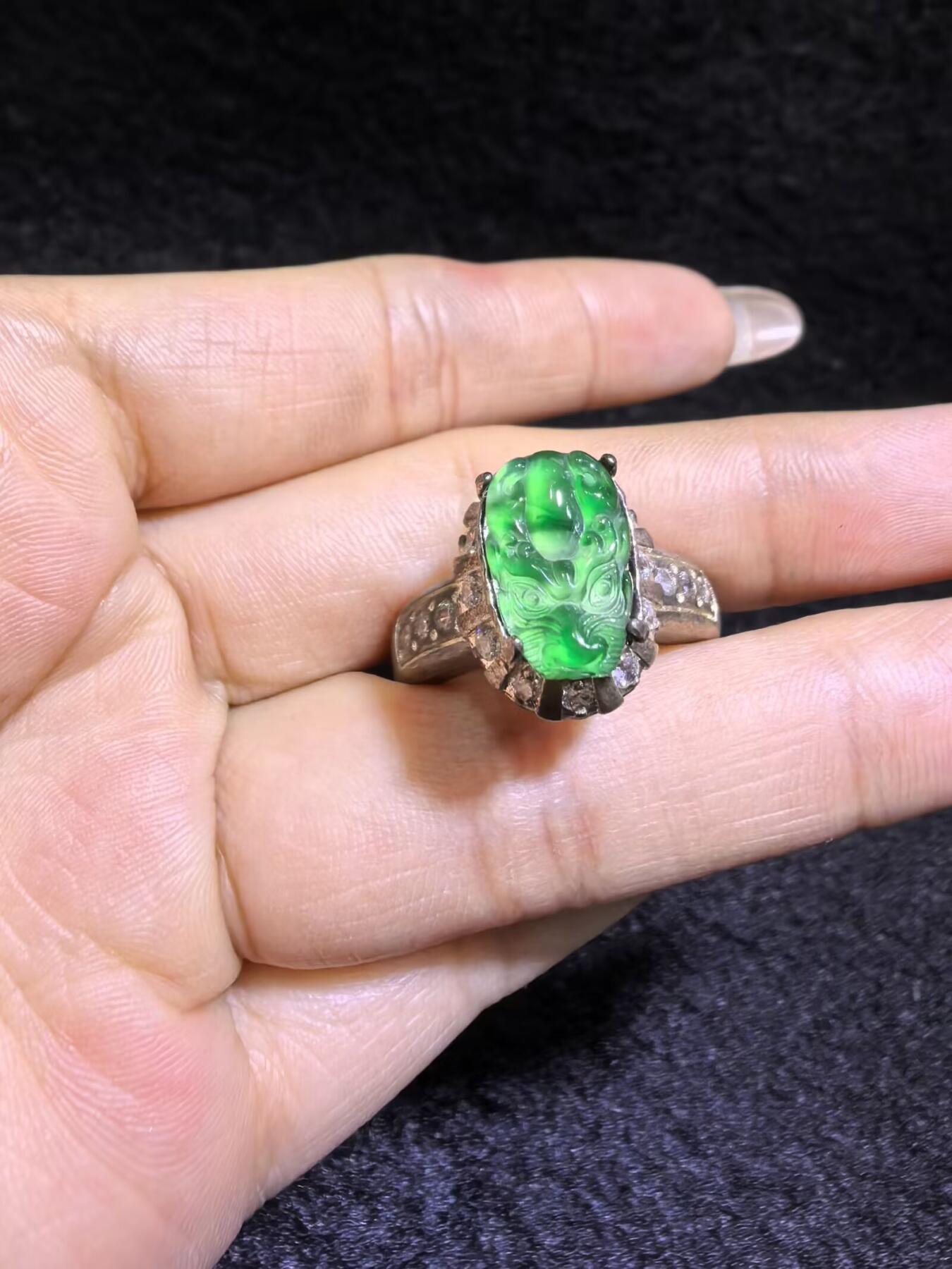 纯天然A货阳绿翡翠冰种貔貅女戒面，水润冰透，色阳，可代镶金银（老缅简单做铜托只为突显戒面效果）实物实拍，裸石尺寸:1.3cm*0.8cm