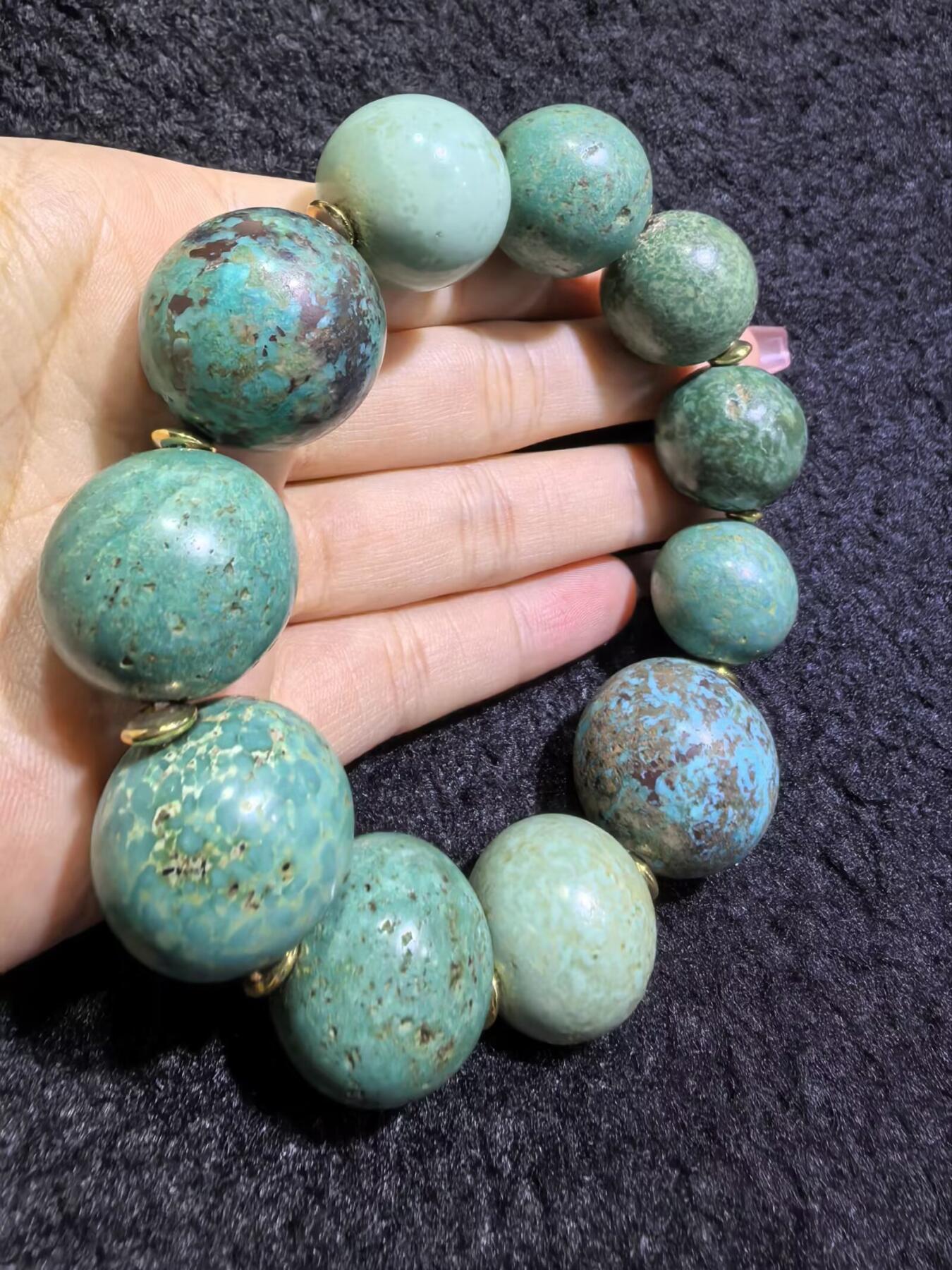 旧藏创汇时期原矿绿松石手串，珠体最大2.3cm，最小1.8cm。个别珠不归圆。岁月包浆浑厚。总克重:116.1g