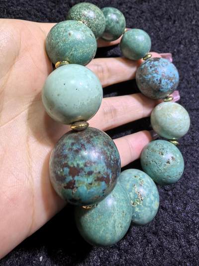旧藏创汇时期原矿绿松石手串，珠体最大2.3cm，最小1.8cm。个别珠不归圆。岁月包浆浑厚。总克重:116.1g