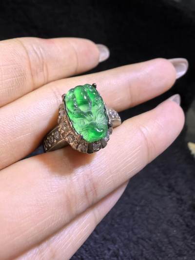 纯天然A货阳绿翡翠冰种貔貅女戒面，水润冰透，色阳，可代镶金银（老缅简单做铜托只为突显戒面效果）实物实拍，裸石尺寸:1.3cm*0.8cm