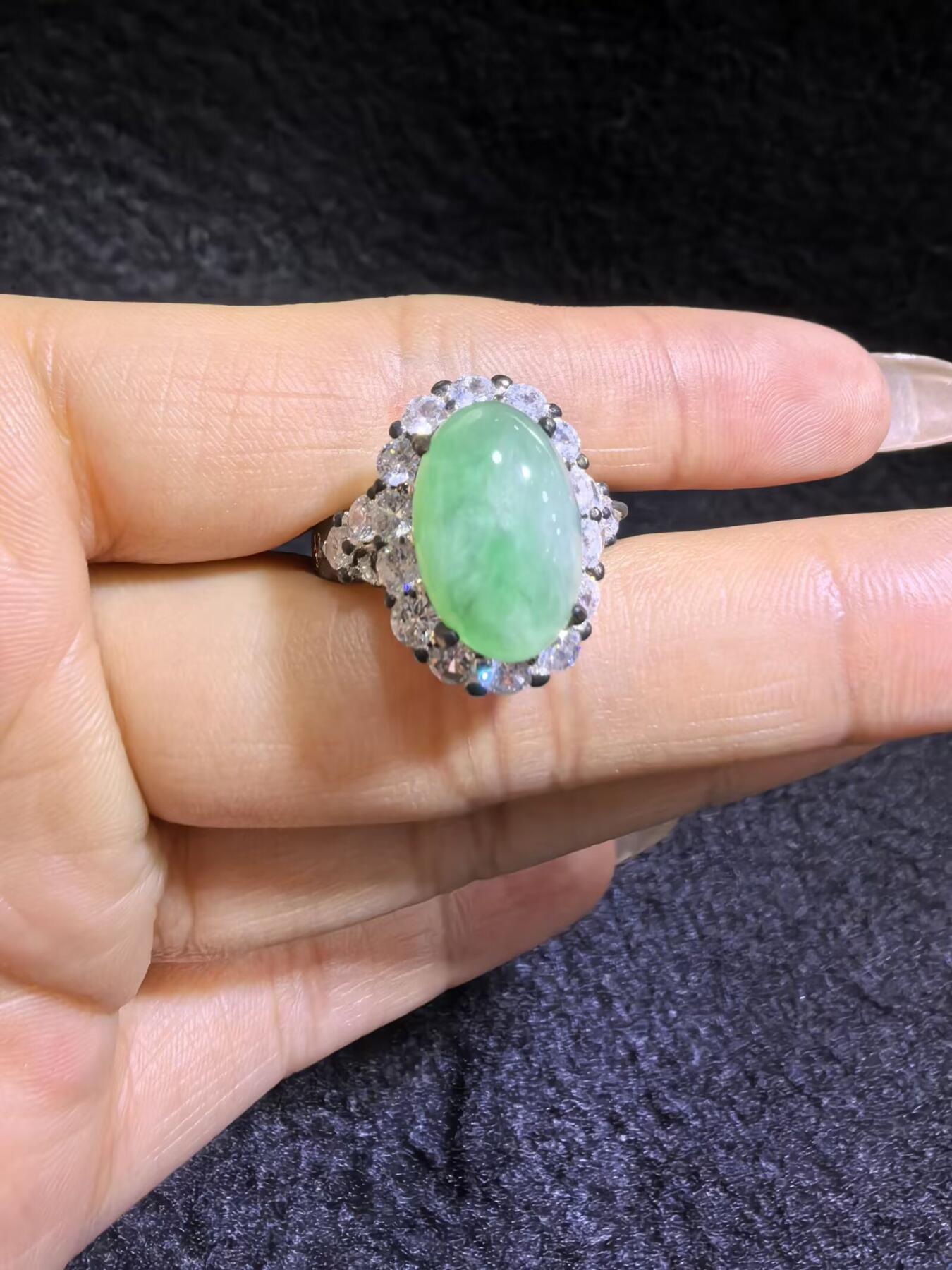 纯天然A货翡翠飘绿女戒面，色阳，带色根。可代镶金银（老缅简单做铜托只为突显戒面效果）实物实拍，裸石尺寸:1.37cm*0.92cm