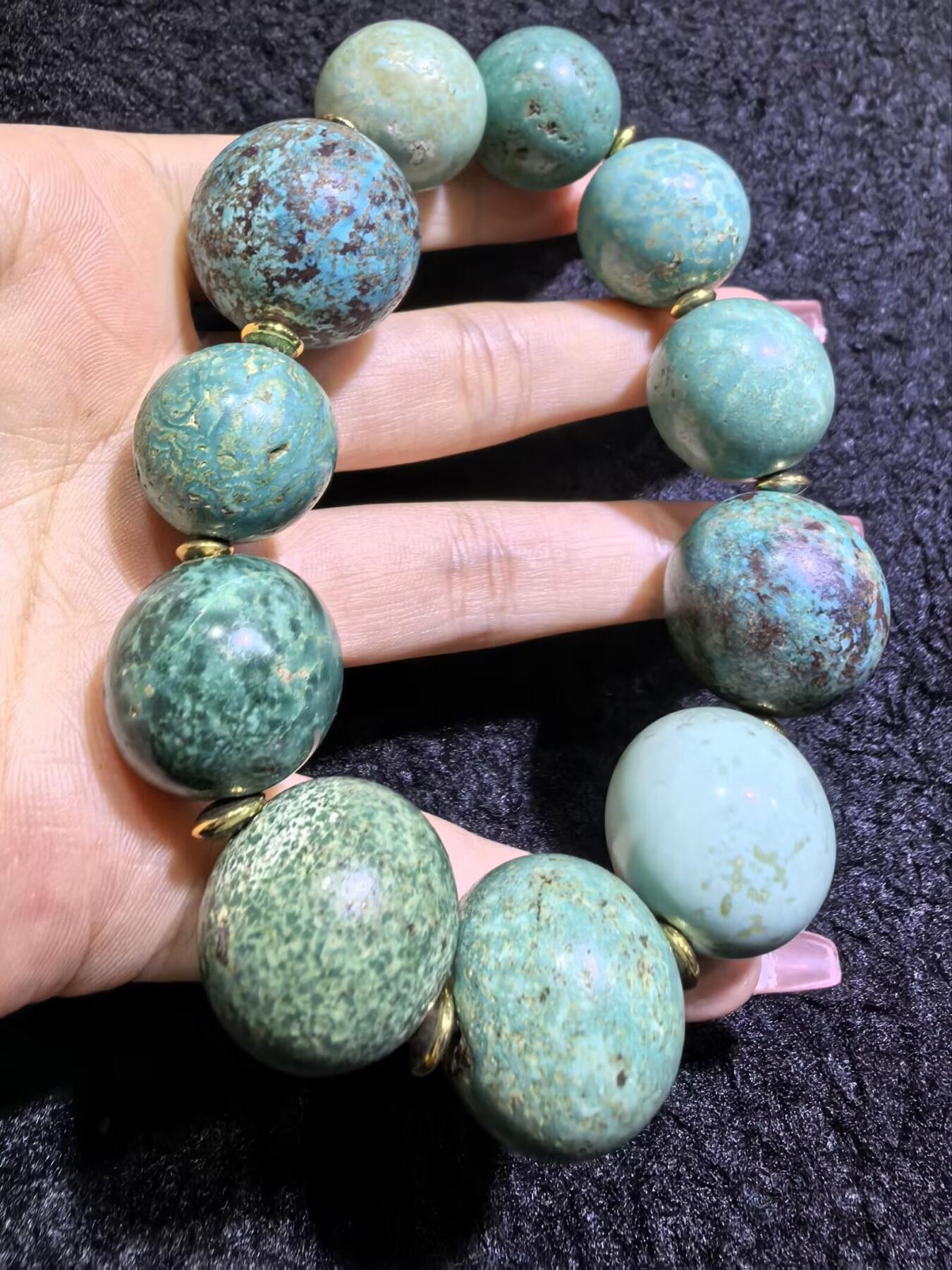 旧藏创汇时期原矿绿松石手串，珠体最大2.3cm，最小1.8cm。个别珠不归圆。岁月包浆浑厚。总克重:116.1g