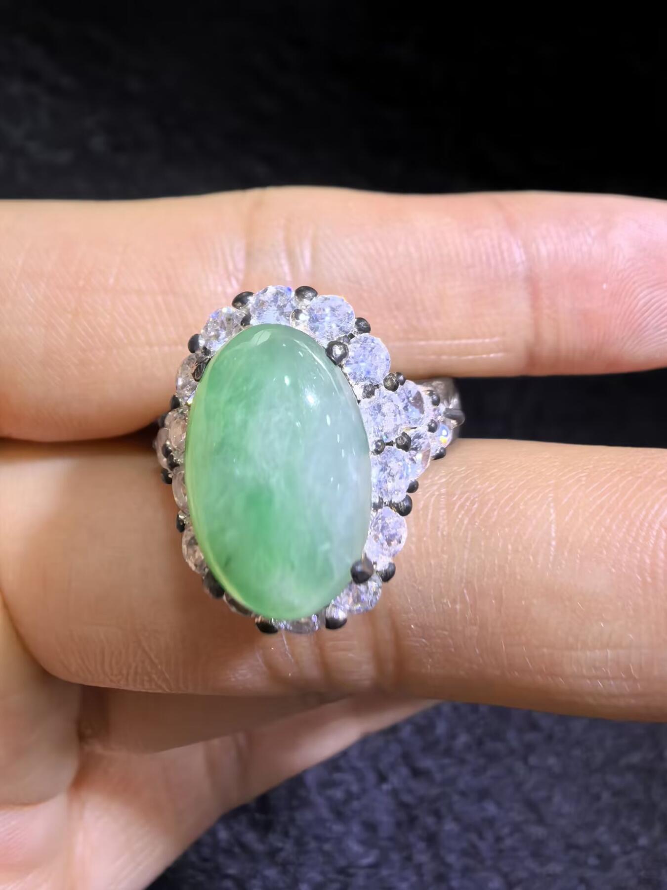 纯天然A货翡翠飘绿女戒面，色阳，带色根。可代镶金银（老缅简单做铜托只为突显戒面效果）实物实拍，裸石尺寸:1.37cm*0.92cm