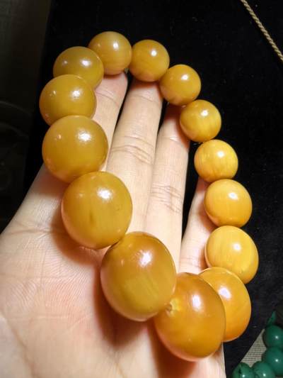 黄金甲佛珠手串，珠体不规圆，已稳定，尺寸1.5cm—1.56cm，温润细腻，猫眼效果较强。