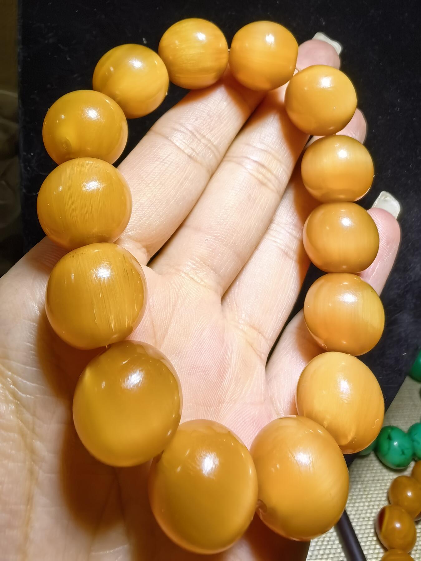 黄金甲佛珠手串，珠体不规圆，已稳定，尺寸1.5cm—1.56cm，温润细腻，猫眼效果较强。