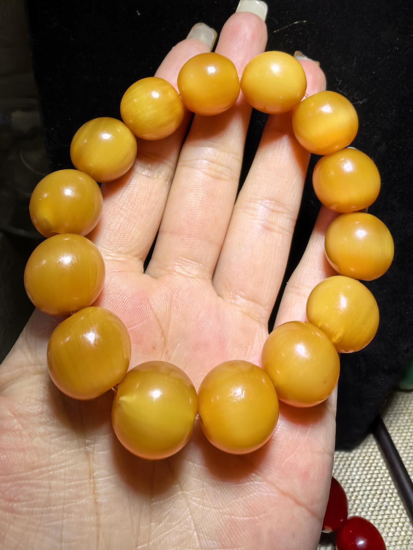 黄金甲佛珠手串，珠体不规圆，已稳定，尺寸1.5cm—1.56cm，温润细腻，猫眼效果较强。