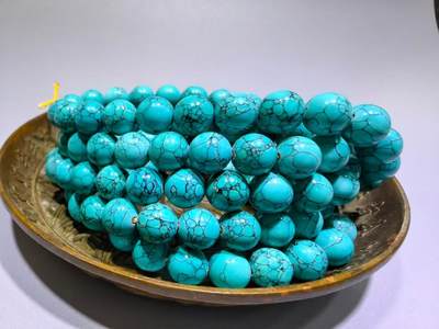 原矿乌兰花高瓷蓝108佛珠手串男女款
瓷度极高
不是所有松石都可以叫高瓷，乌兰花的铁线从可见表面整个贯穿到内部，对松石的瓷度松石硬度都是考验，在打磨成圆珠的过程中稍有闪失那么整颗珠子就废了！这么大尺寸可称为———孤品
尺寸:0.8cm克重:86.1