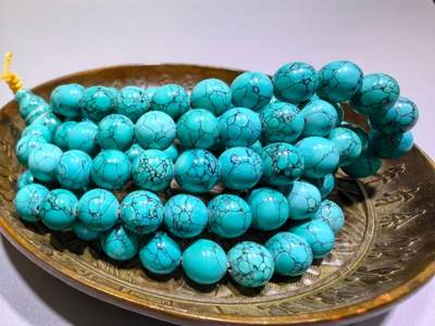 原矿乌兰花高瓷蓝108佛珠手串男女款
瓷度极高
不是所有松石都可以叫高瓷，乌兰花的铁线从可见表面整个贯穿到内部，对松石的瓷度松石硬度都是考验，在打磨成圆珠的过程中稍有闪失那么整颗珠子就废了！这么大尺寸可称为———孤品
尺寸:0.8cm克重:86.1